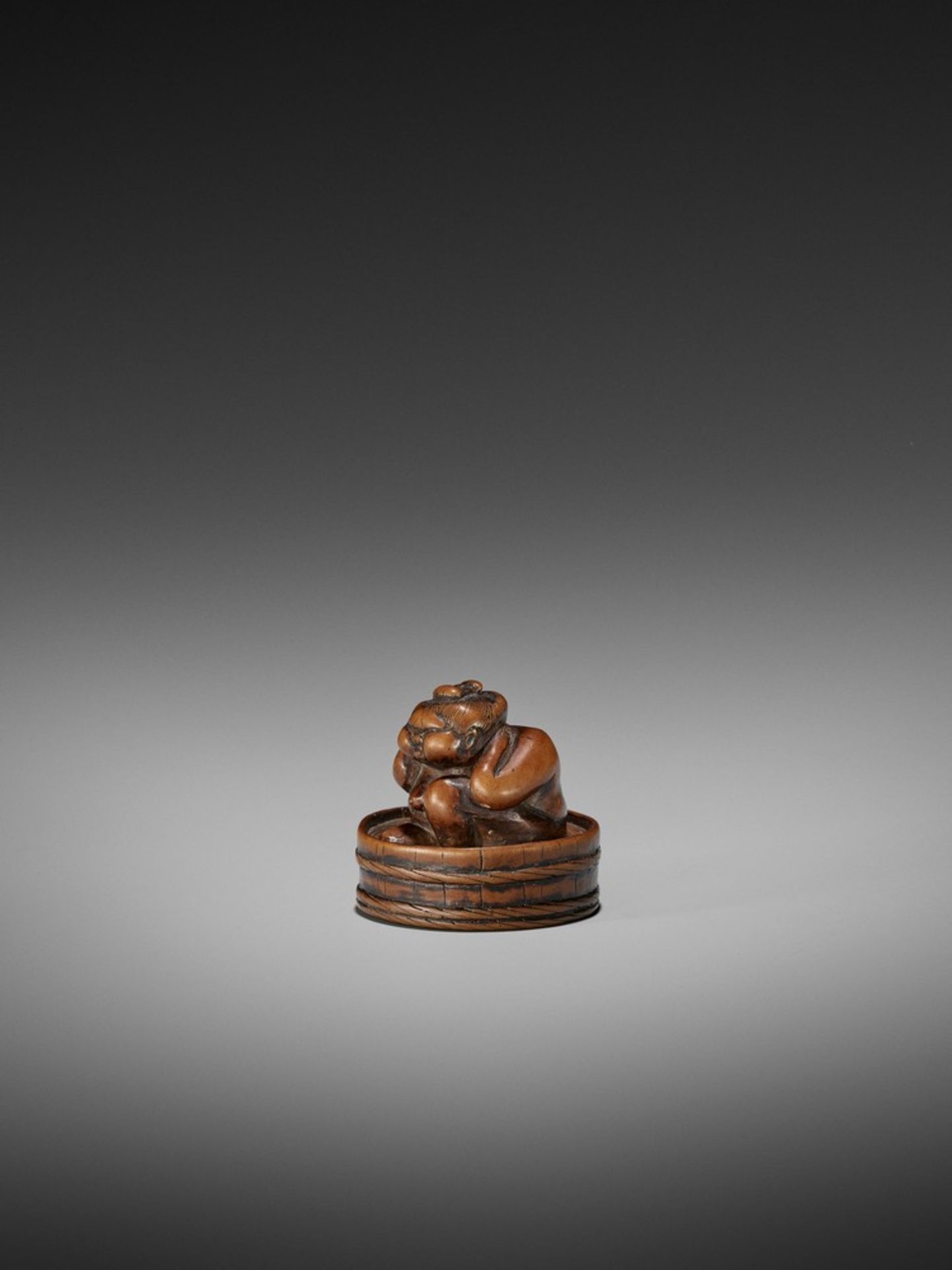 AN EARLY WOOD NETSUKE OF OKAME IN A BATHTUB UnsignedJapan, 18th century, Edo period (1615-1868)The - Bild 4 aus 6