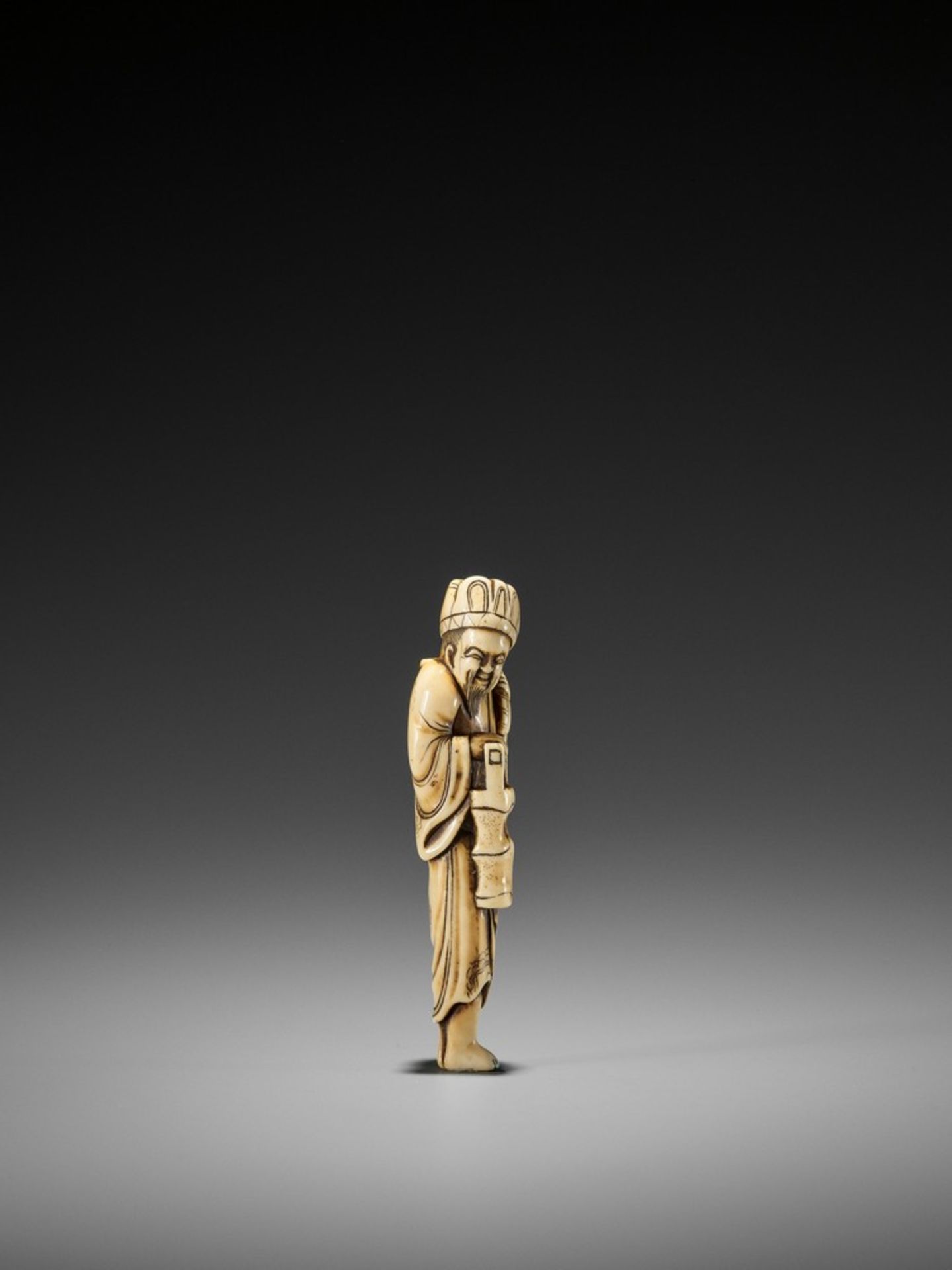 A VERY RARE TALL IVORY NETSUKE OF A CHINESE DOCTOR UnsignedJapan, 18th century, Edo period (1615- - Bild 6 aus 8