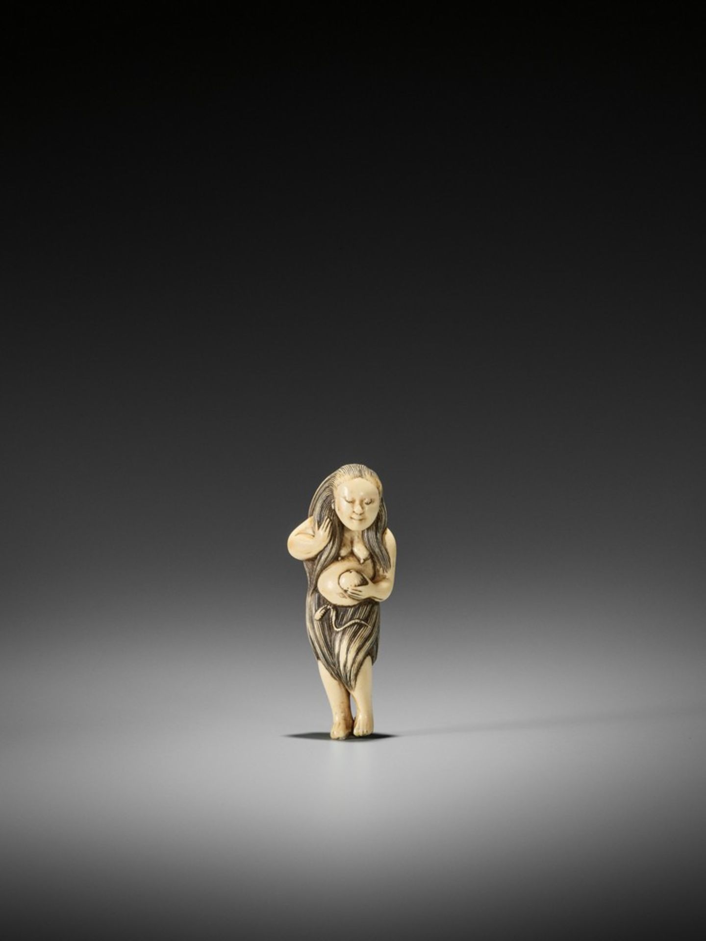 AN EXQUISITE IVORY NETSUKE OF A DIVING GIRL (AMA) UnsignedJapan, 18th century, Edo period (1615- - Image 4 of 8