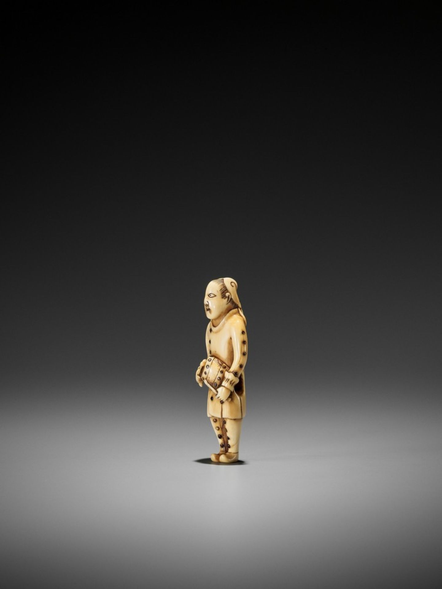 A RARE IVORY NETSUKE OF A DUTCH CHILD PLAYING THE DRUM UnsignedJapan, 18th century, Edo period ( - Bild 3 aus 7