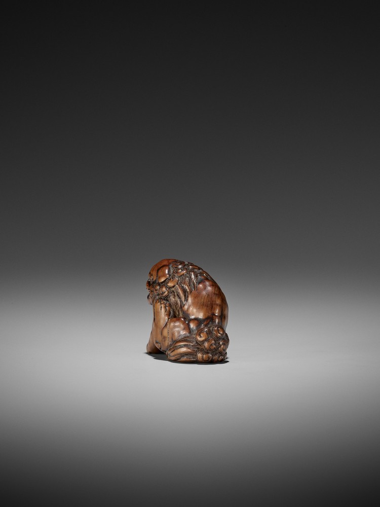 A WOOD NETSUKE OF A SHISHI ATTRIBUTED TO CHIKUYOSAI TOMOCHIKA I Attributed to Chikuyosai Tomochika - Image 4 of 11