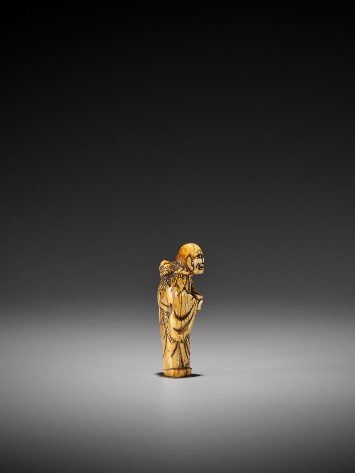 AN EARLY IVORY NETSUKE OF CHINNAN SENNIN UnsignedJapan, 18th century, Edo period (1615-1868)An early - Bild 6 aus 9