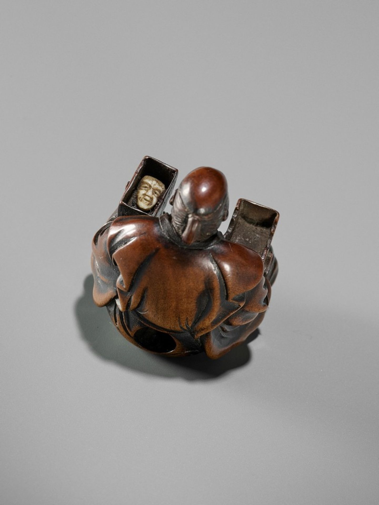 GYOKKO: A FINE WOOD NETSUKE OF A MASK SELLER By Gyokko, signed Gyokko 玉光Japan, Edo, mid-19th - Bild 2 aus 11