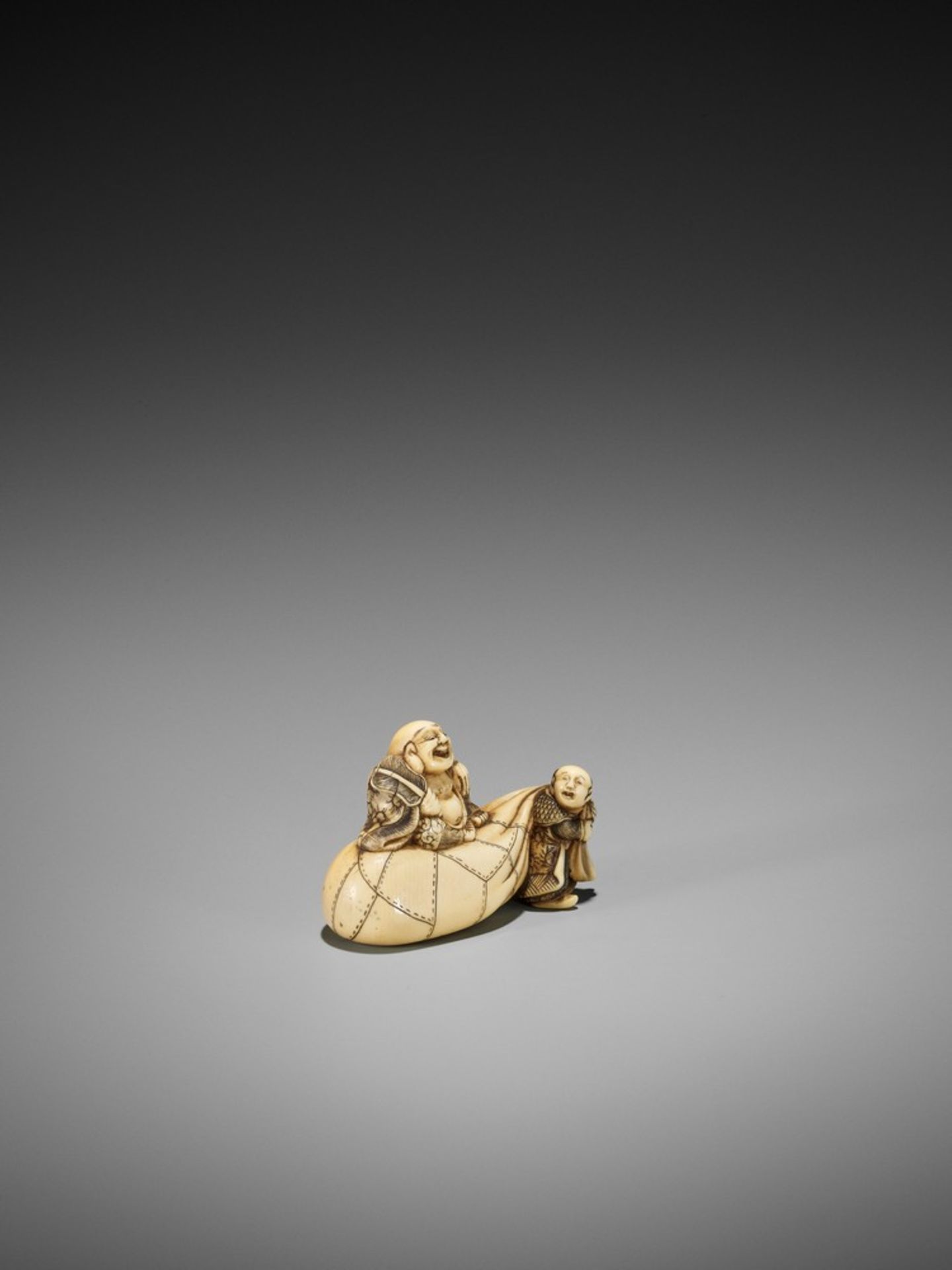 AN IVORY NETSUKE OF HOTEI ON HIS TREASURE BAG BEING PULLED BY A KARAKO UnsignedJapan, Kyoto, first - Bild 7 aus 10