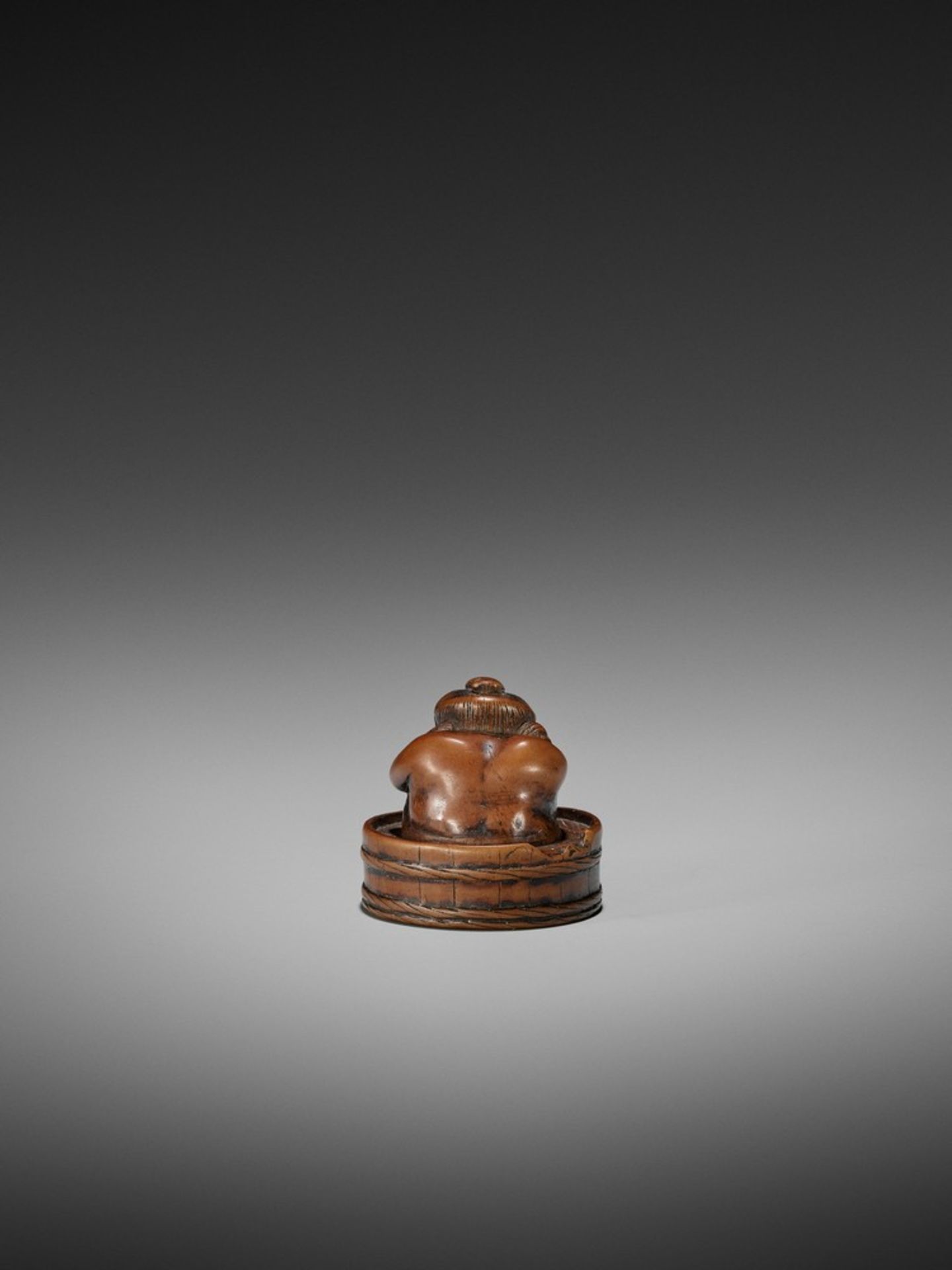 AN EARLY WOOD NETSUKE OF OKAME IN A BATHTUB UnsignedJapan, 18th century, Edo period (1615-1868)The - Bild 5 aus 6