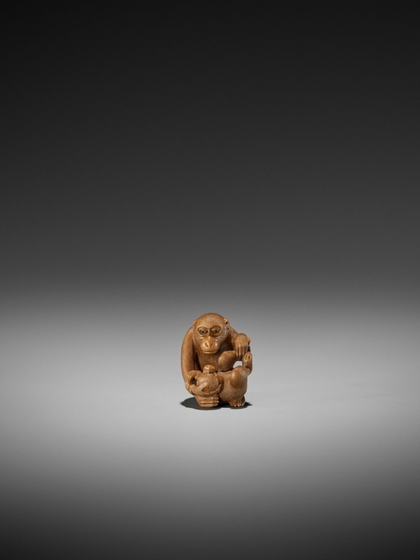 IKKO: A FINE WOOD NETSUKE OF A MONKEY WITH YOUNG By Ikko, signed Ikko 一光Japan, Nagoya, late 19th - Bild 5 aus 12