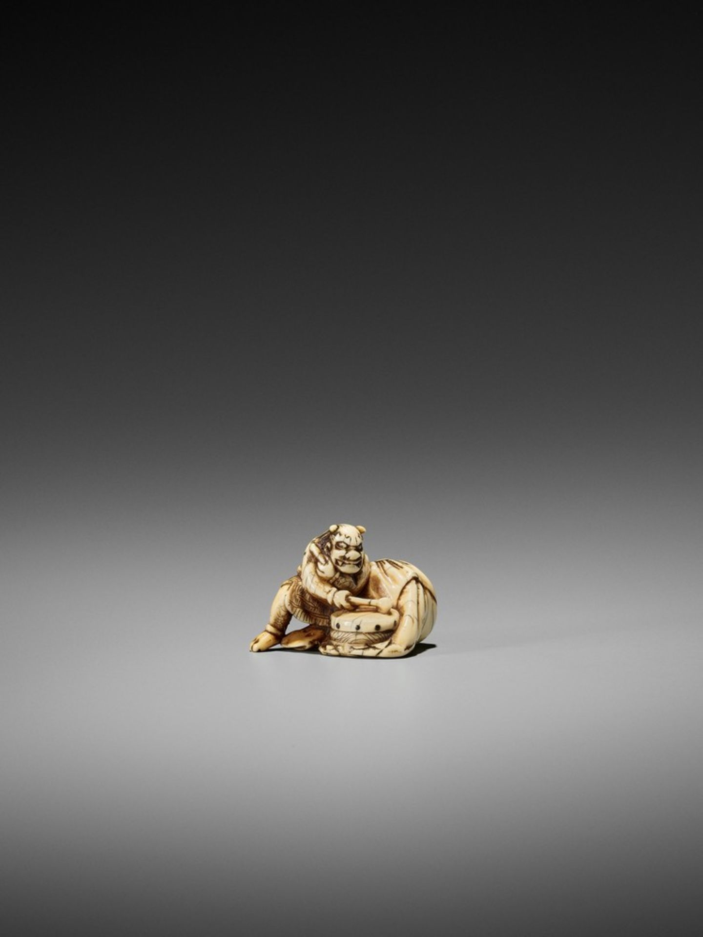 MITSUTOSHI: AN IVORY NETSUKE OF RAIJIN By Mitsutoshi, signed Mitsutoshi 光利Japan, late 18th to - Bild 7 aus 8