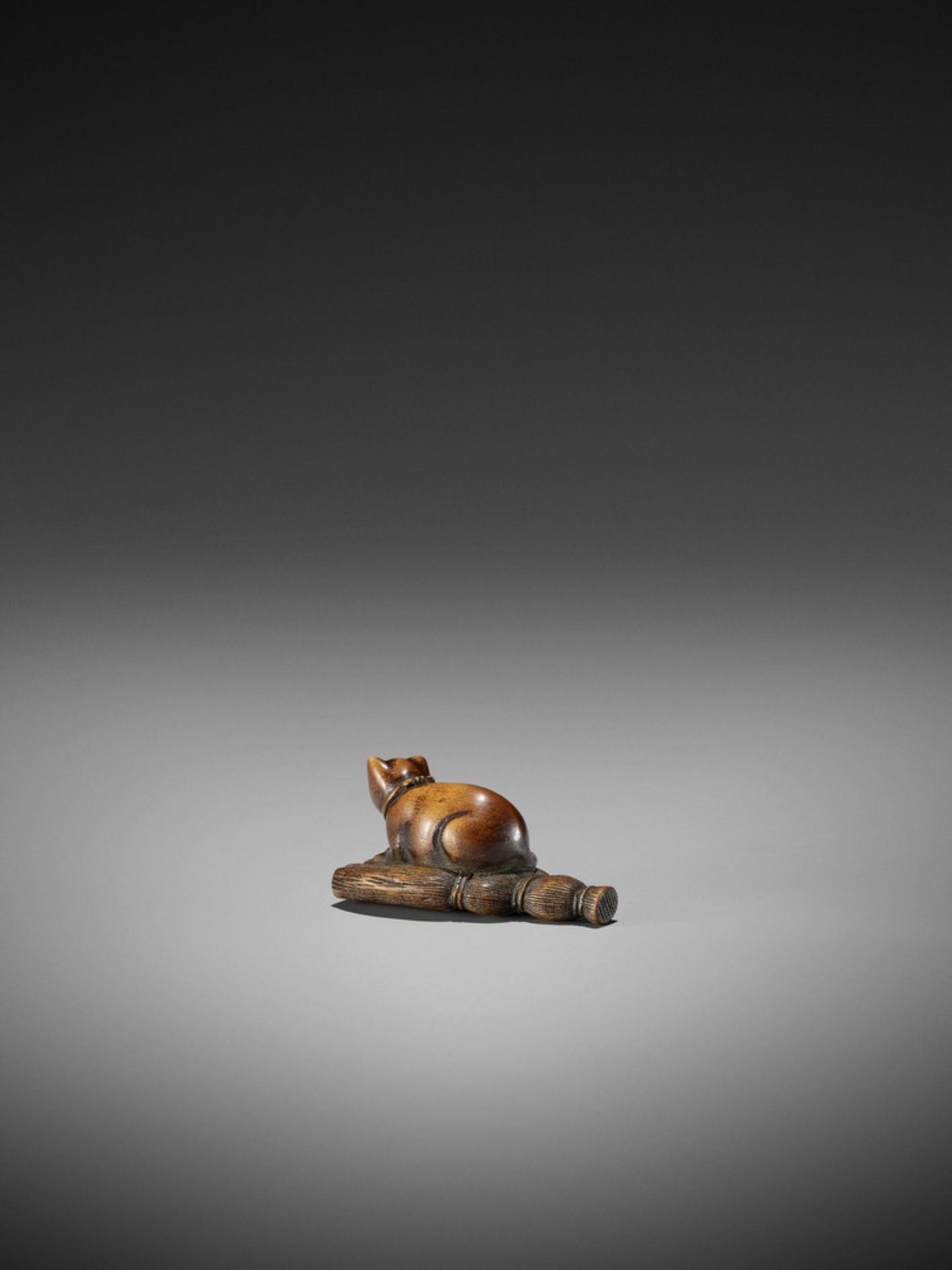 A WOOD NETSUKE OF A CAT ON A BROOM UnsignedJapan, early 19th century, Edo period (1615-1868)Finely - Bild 6 aus 7