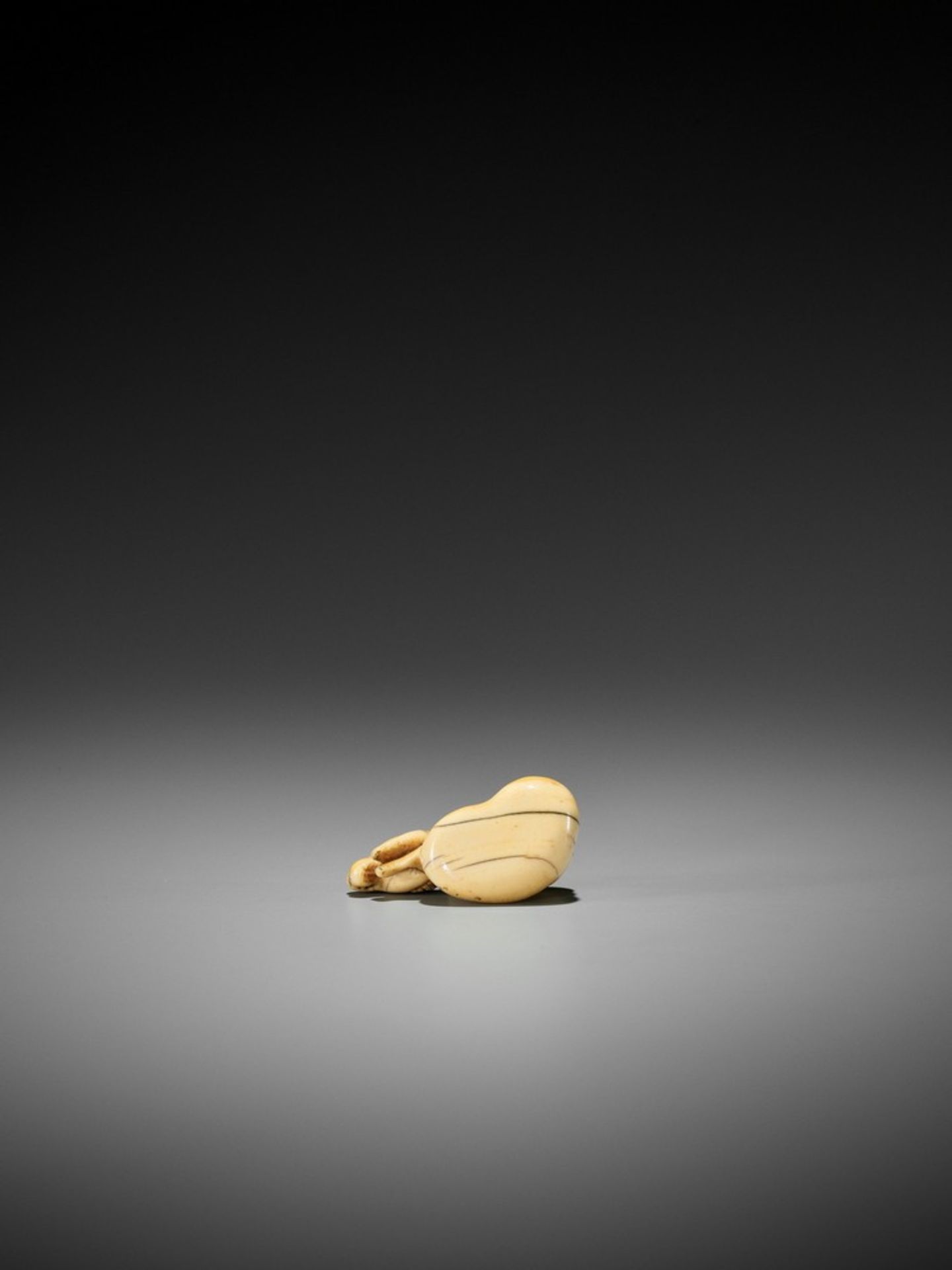 AN EARLY AND AMUSING IVORY NETSUKE OF CHOKARO’S HORSE STUCK IN A GOURD UnsignedJapan, 18th - Bild 9 aus 12