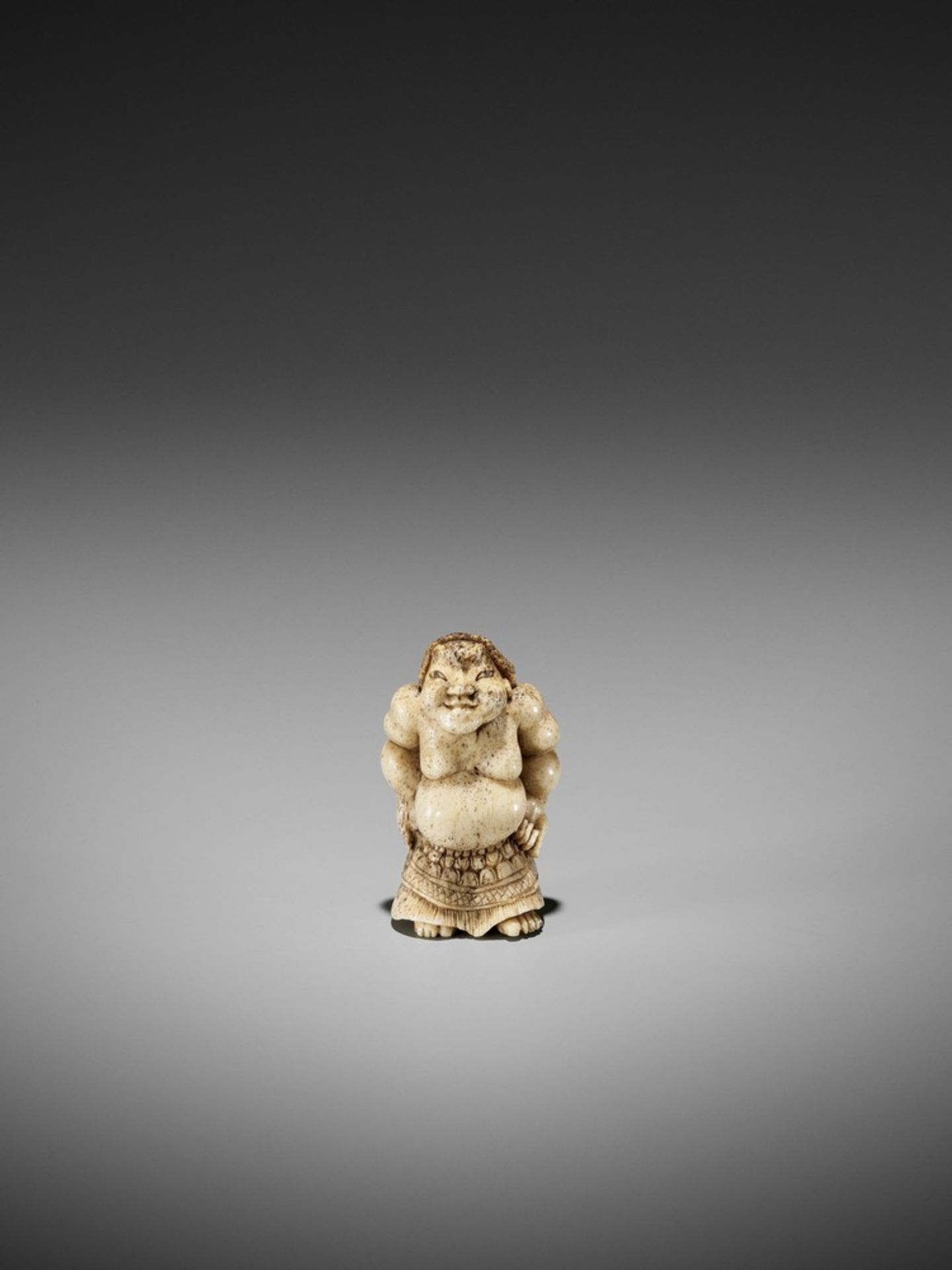 A SUPERB STAG ANTLER NETSUKE OF A SUMO WRESTLER UnsignedJapan, 19th century, Edo period (1615-1868) - Bild 6 aus 13