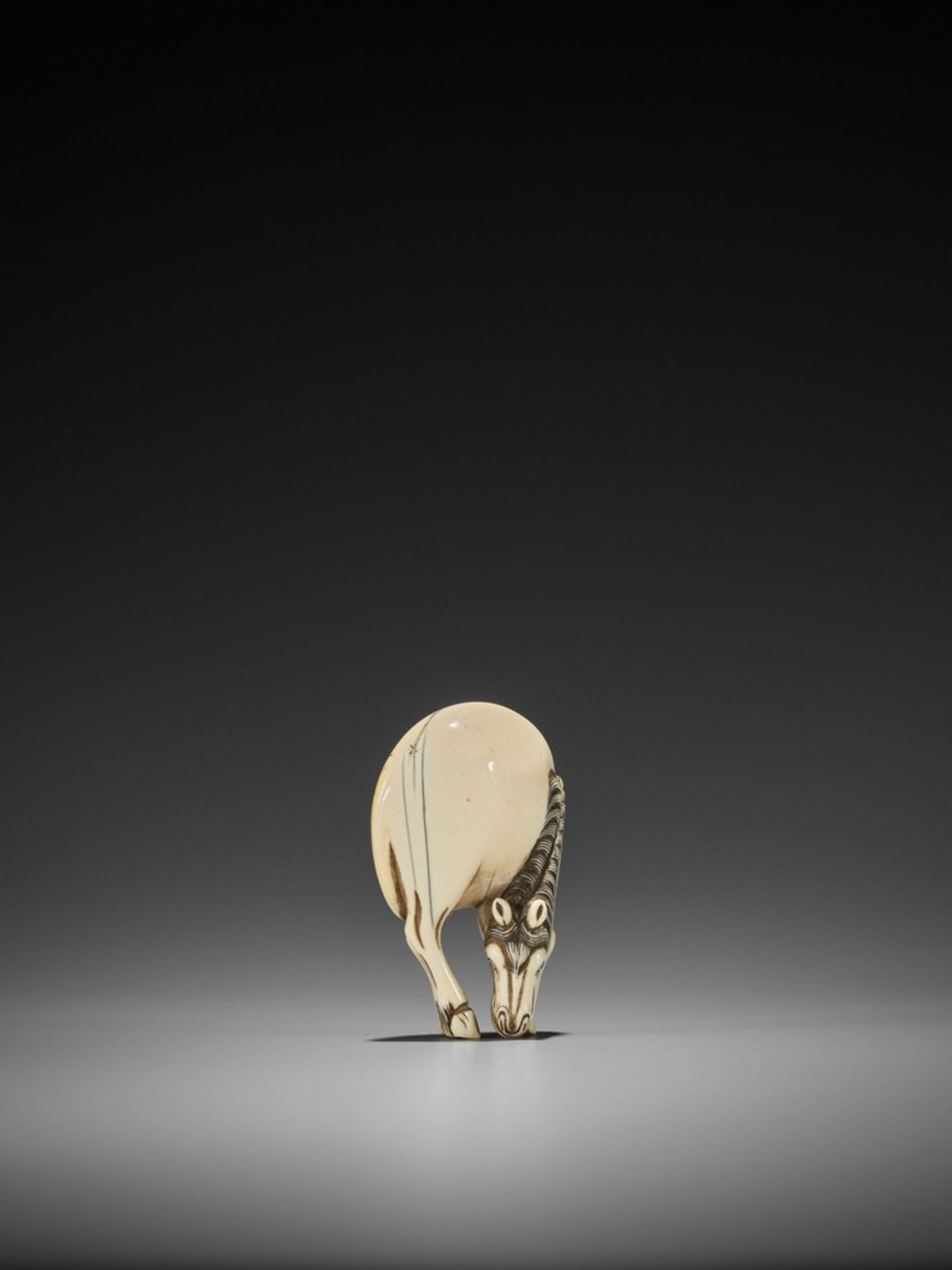 KANO TESSAI: A RARE IVORY NETSUKE OF AN 18th CENTURY GRAZING HORSE By Kano Tessai (1845-1925), - Bild 5 aus 9