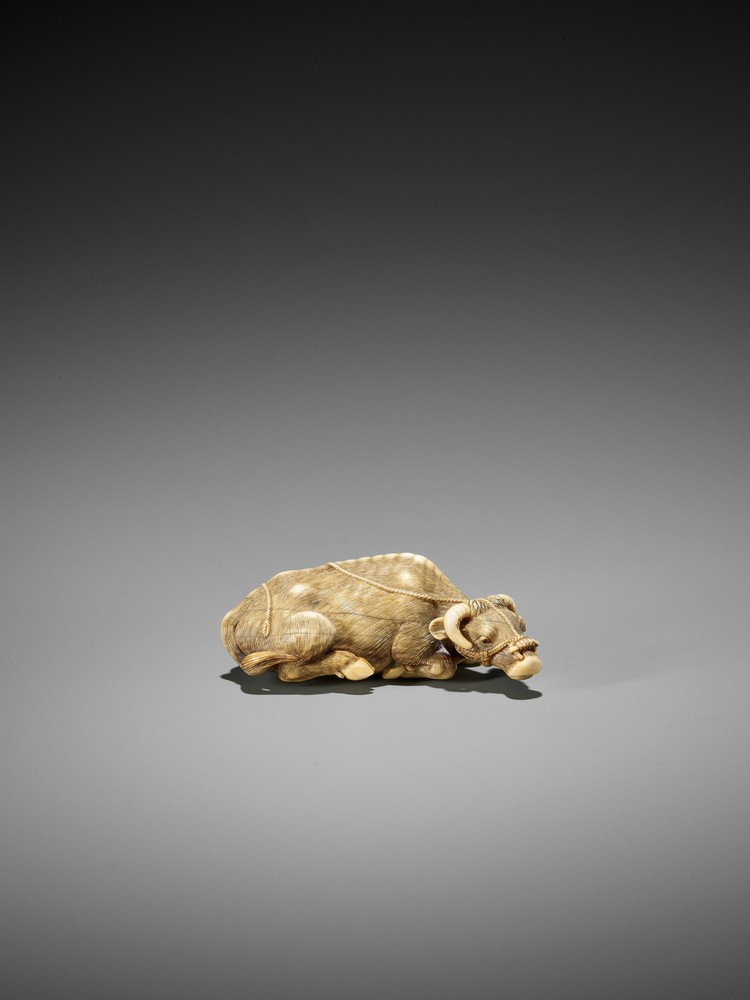 TOMOTADA: A FINE IVORY NETSUKE OF A RECUMBENT COW Signed Tomotada 友忠Japan, Kyoto, late 18th to early - Image 8 of 10