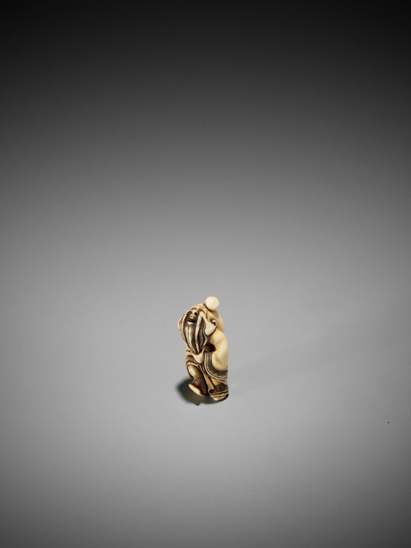 HIDEMASA: A RARE IVORY NETSUKE OF FUKUROKUJU PLAYING KEMARI By Hidemasa, signed Hidemasa 秀正Japan, - Bild 10 aus 16