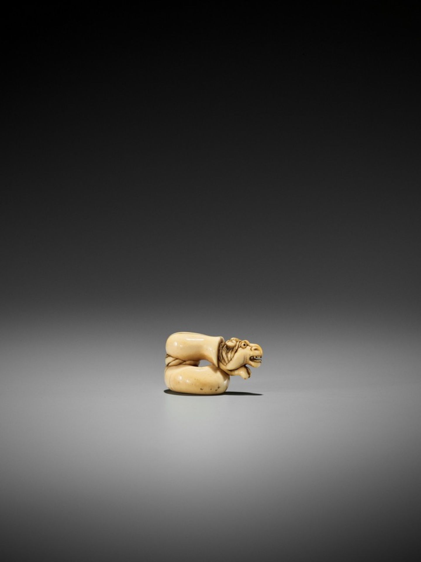 AN EARLY AND AMUSING IVORY NETSUKE OF CHOKARO’S HORSE STUCK IN A GOURD UnsignedJapan, 18th - Bild 3 aus 12