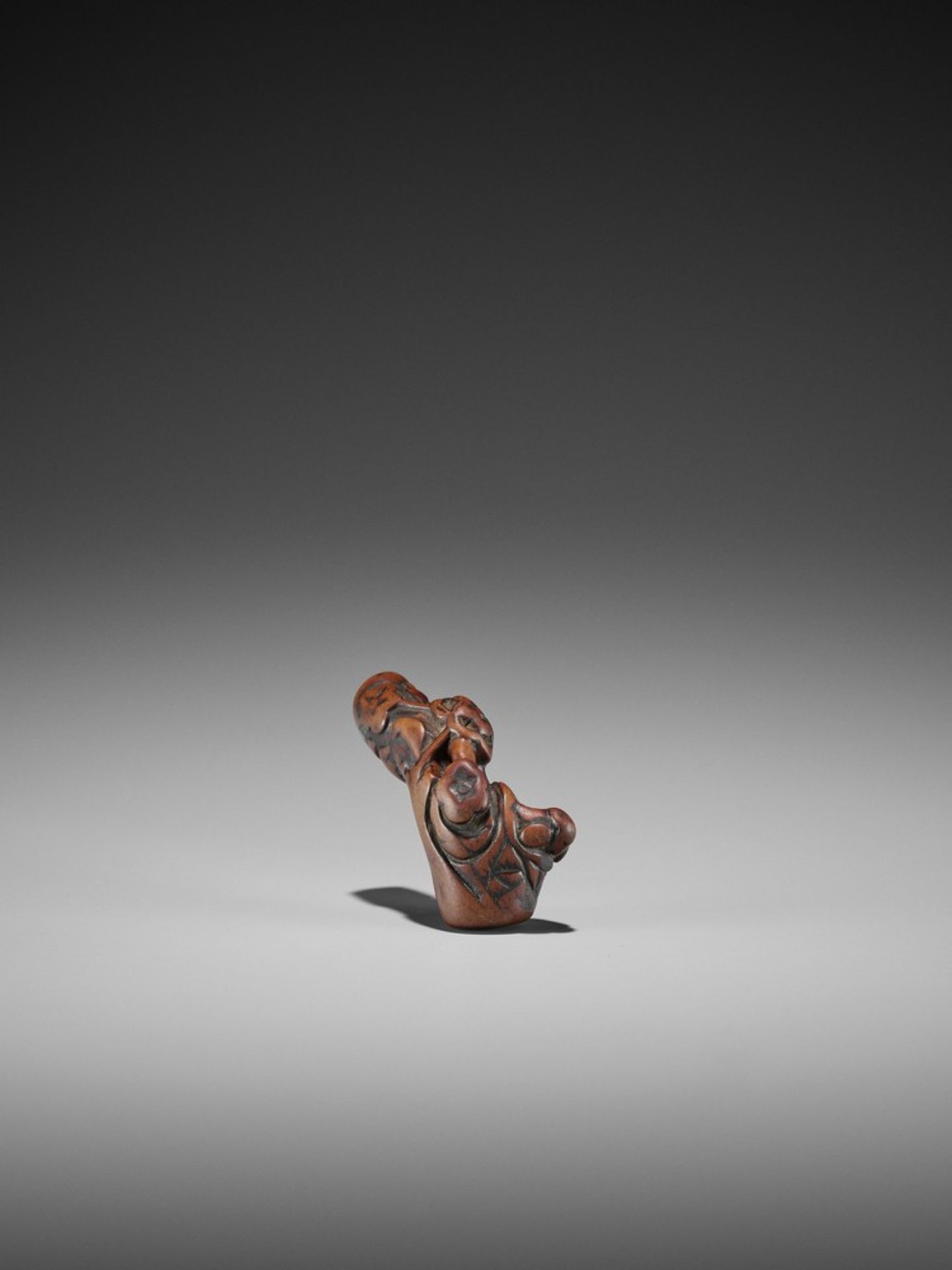 AN OLD WORN WOOD NETSUKE OF BIRDS AND MONKEYS IN A PLUM TREE UnsignedJapan, 18th century, Edo period - Bild 7 aus 12