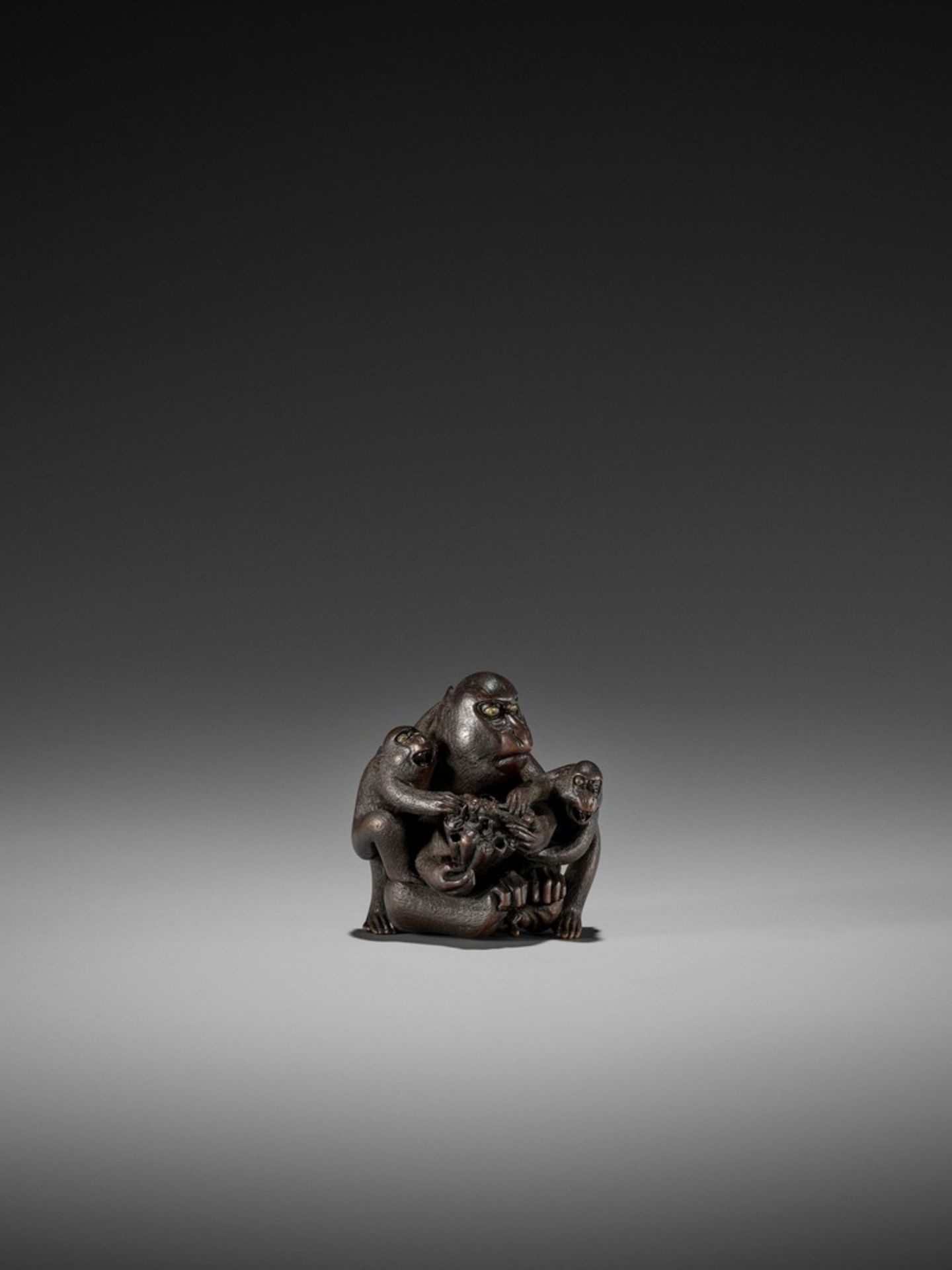 HOKYUDO ITSUMIN: A FINE WOOD OKIMONO NETSUKE OF MONKEYS WITH A WASP NEST By Hokyudo Itsumin, - Bild 8 aus 12