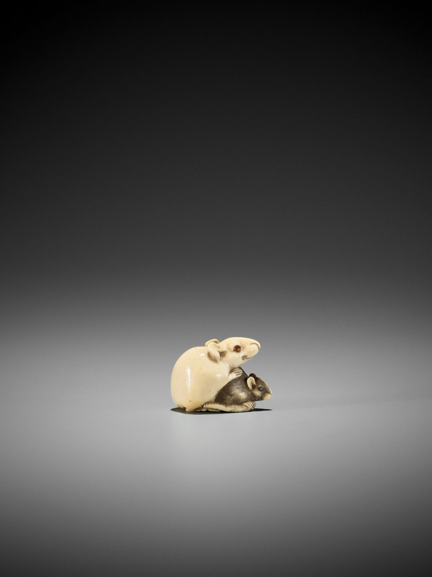 AN IVORY KYOTO SCHOOL NETSUKE OF TWO RATS UnsignedJapan, Kyoto, early 19th century, Edo period ( - Bild 8 aus 9