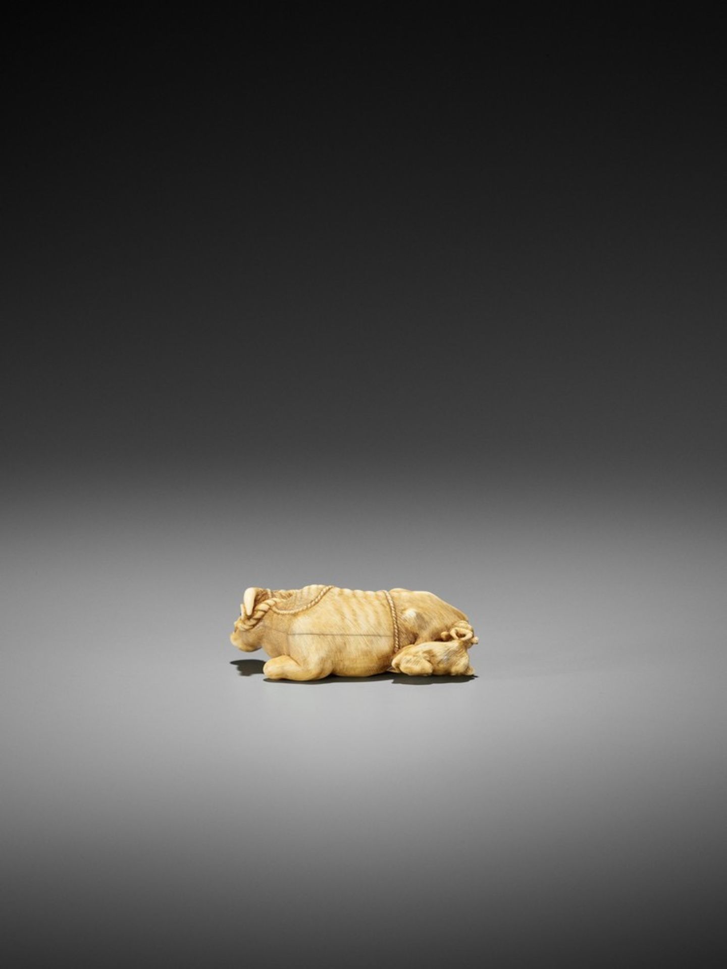 TOMOTADA: A RARE IVORY NETSUKE OF A RECUMBENT COW WITH TWO CALVES Signed Tomotada 友忠Japan, Kyoto, - Bild 8 aus 12