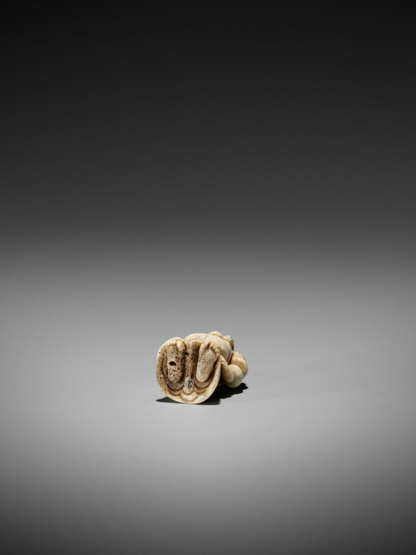 A SUPERB STAG ANTLER NETSUKE OF A SUMO WRESTLER UnsignedJapan, 19th century, Edo period (1615-1868) - Bild 12 aus 13