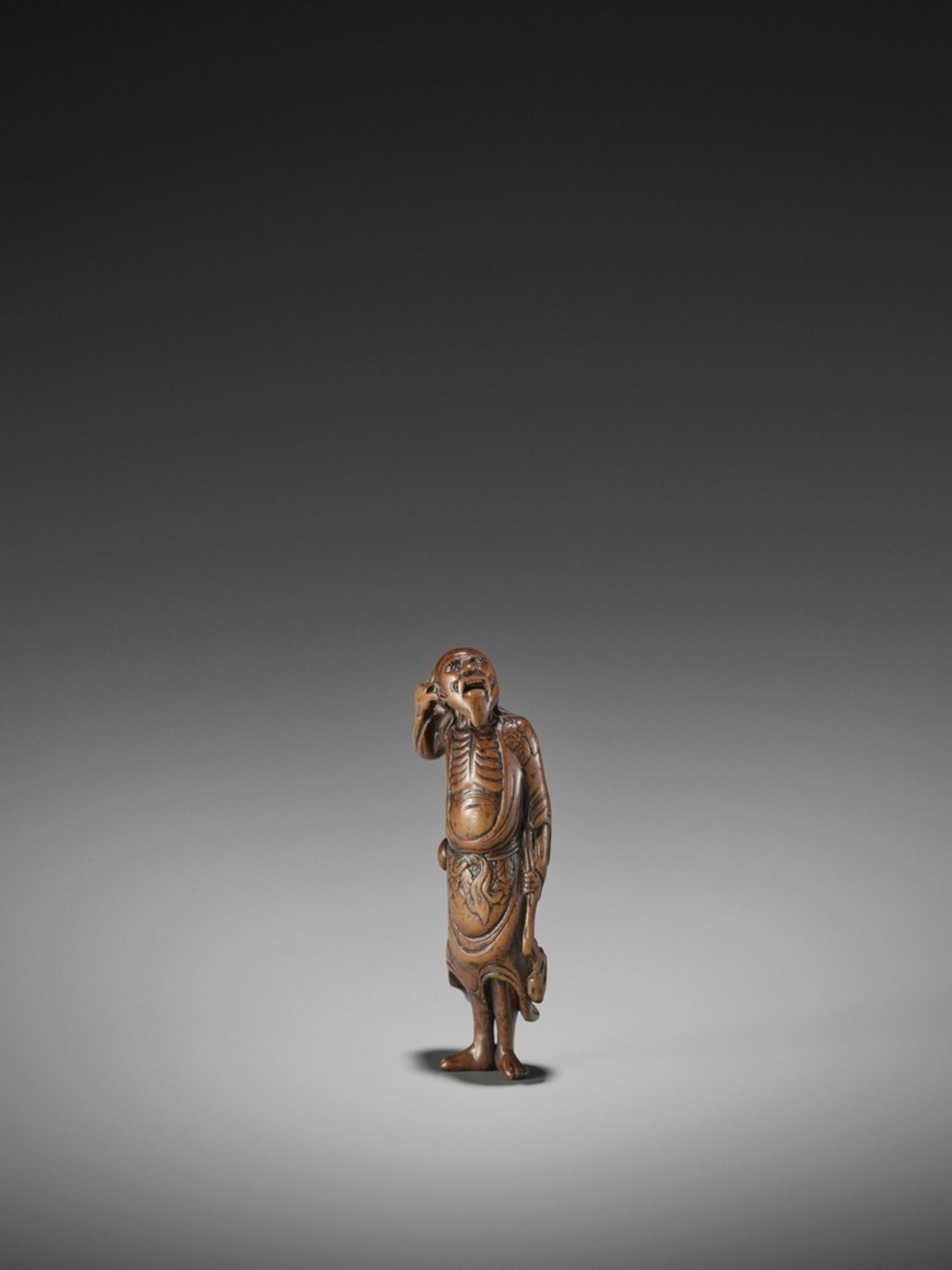 A WOOD NETSUKE OF TEKKAI SENNIN UnsignedJapan, 18th century, Edo period (1615-1868)A spirited old - Bild 3 aus 10