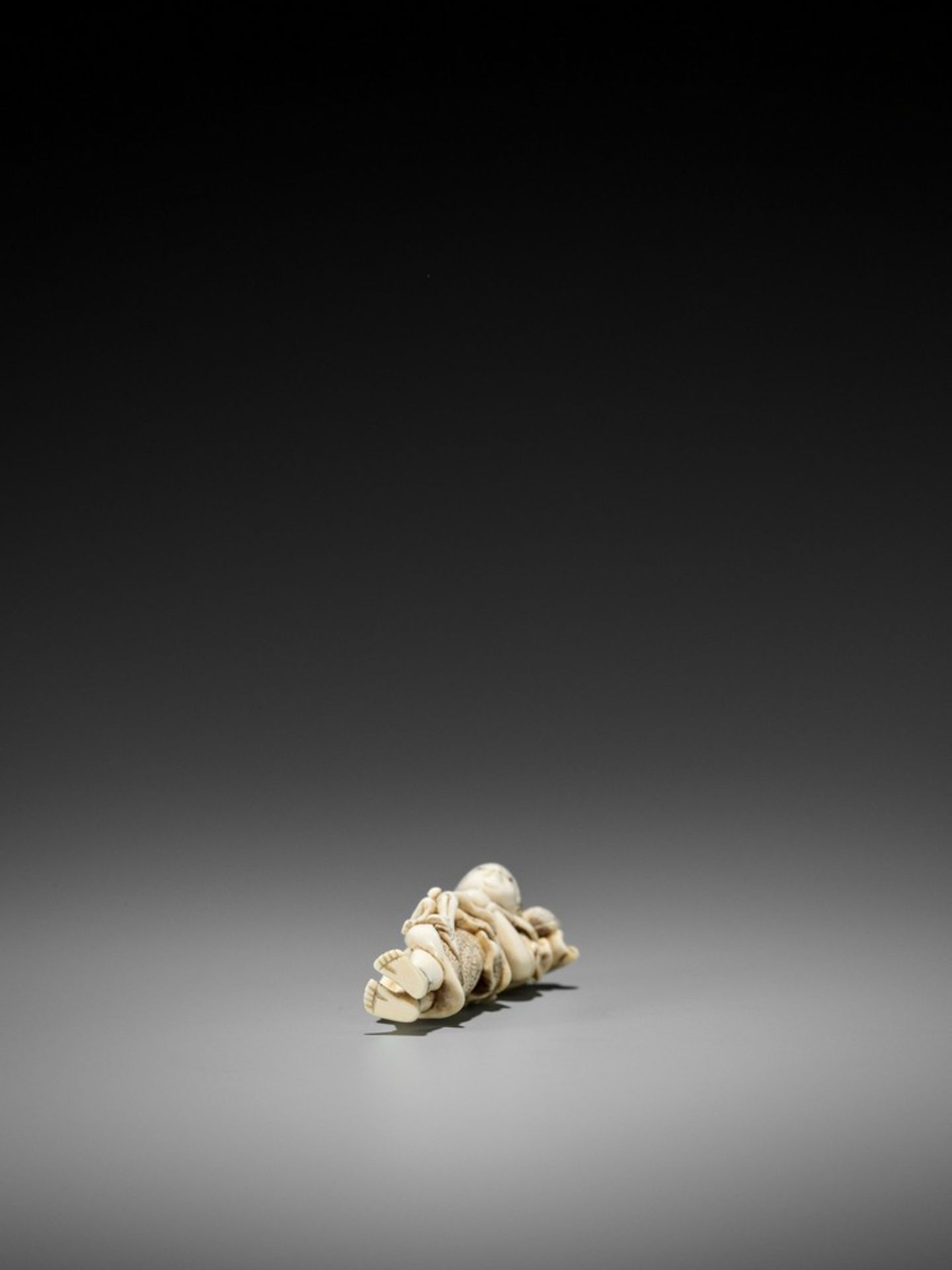 SHUYO: A RARE IVORY NETSUKE OF A BOY HOLDING A LOTUS FLOWER By Shuyo, signed Shuyo 秀予Japan, early - Bild 8 aus 9