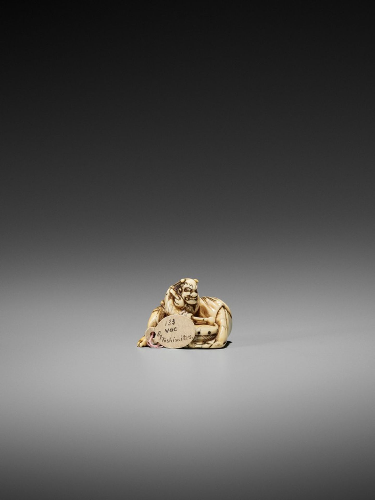 MITSUTOSHI: AN IVORY NETSUKE OF RAIJIN By Mitsutoshi, signed Mitsutoshi 光利Japan, late 18th to - Bild 6 aus 8