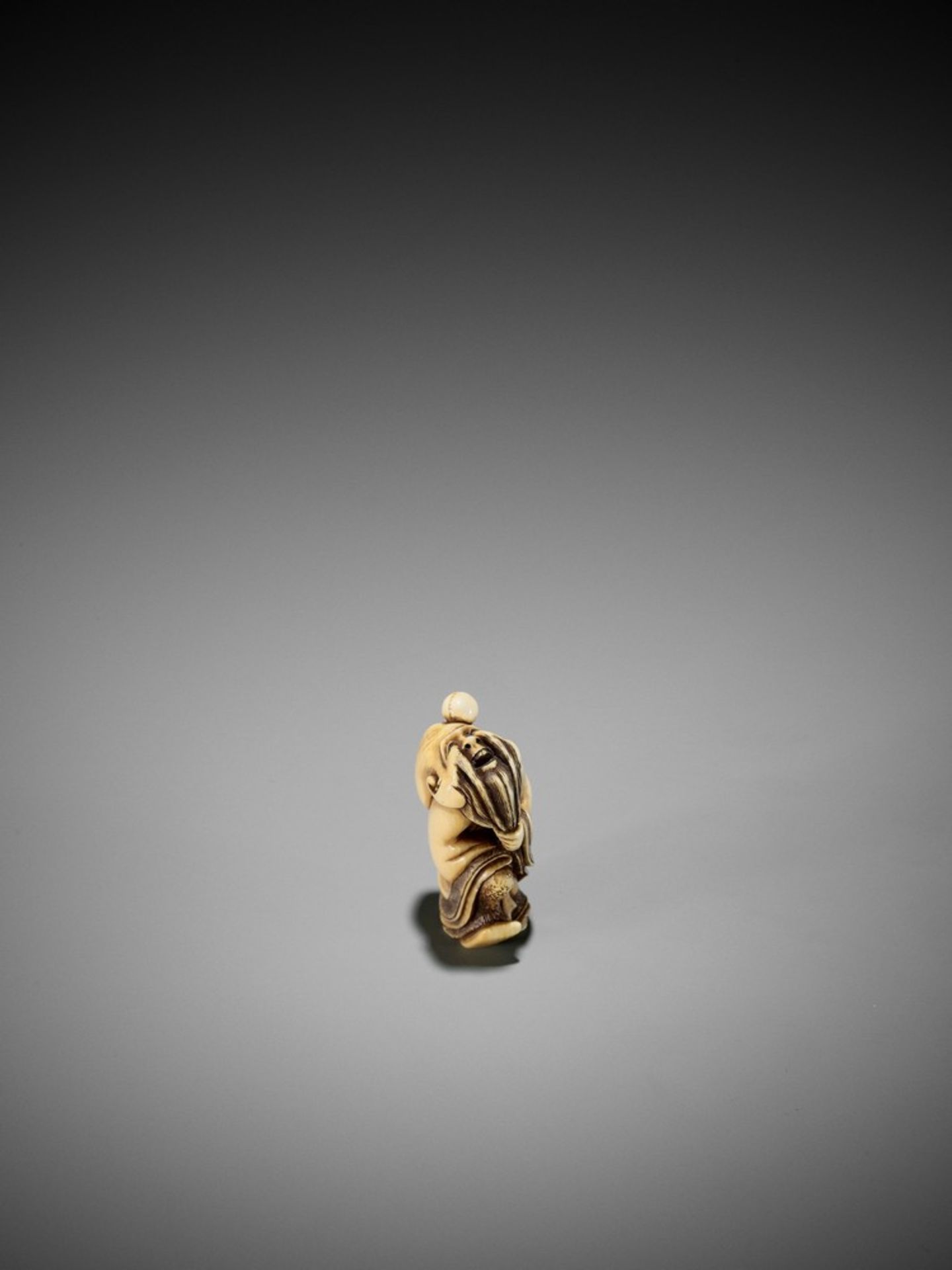 HIDEMASA: A RARE IVORY NETSUKE OF FUKUROKUJU PLAYING KEMARI By Hidemasa, signed Hidemasa 秀正Japan, - Bild 8 aus 16