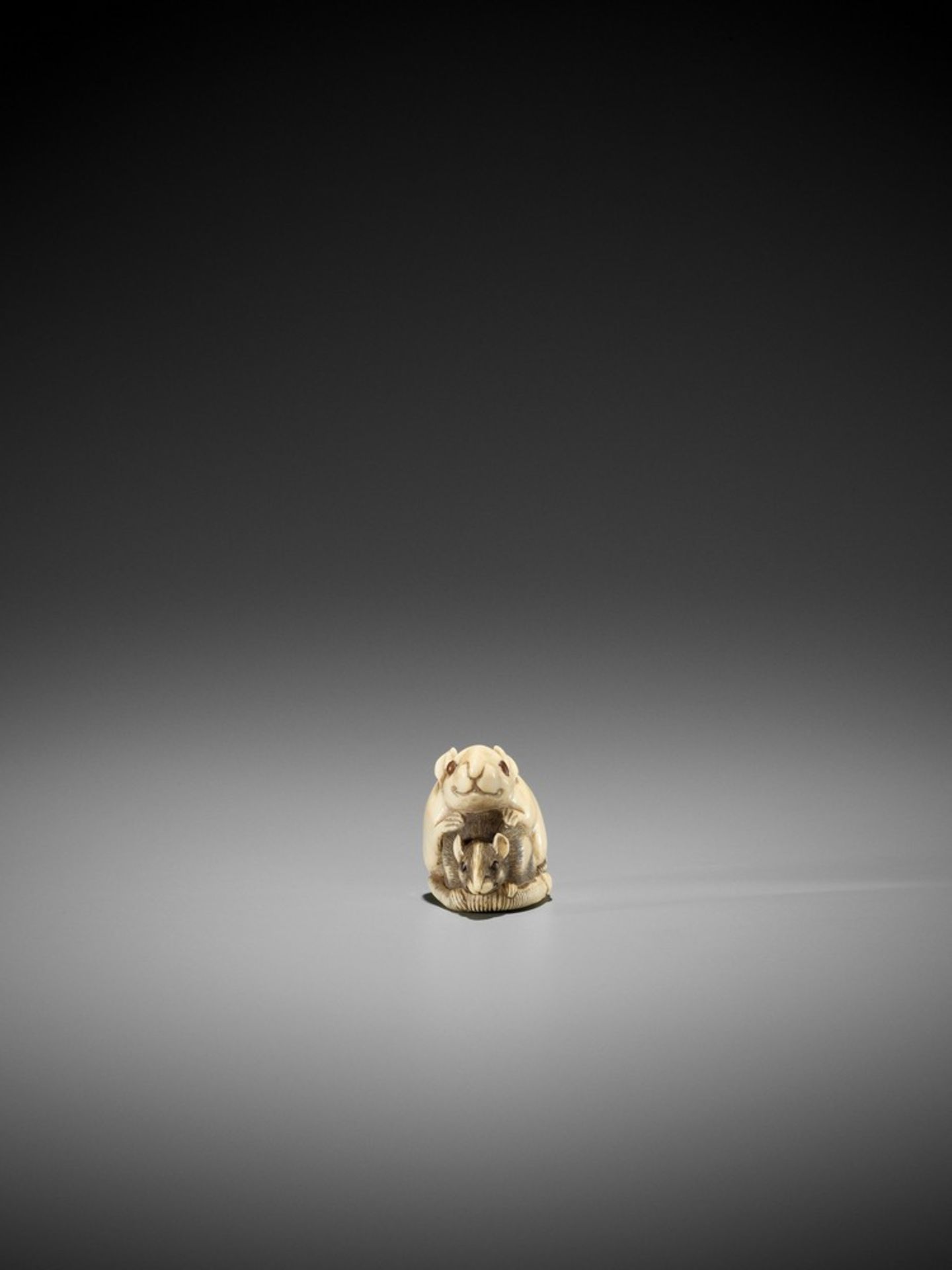 AN IVORY KYOTO SCHOOL NETSUKE OF TWO RATS UnsignedJapan, Kyoto, early 19th century, Edo period ( - Bild 2 aus 9