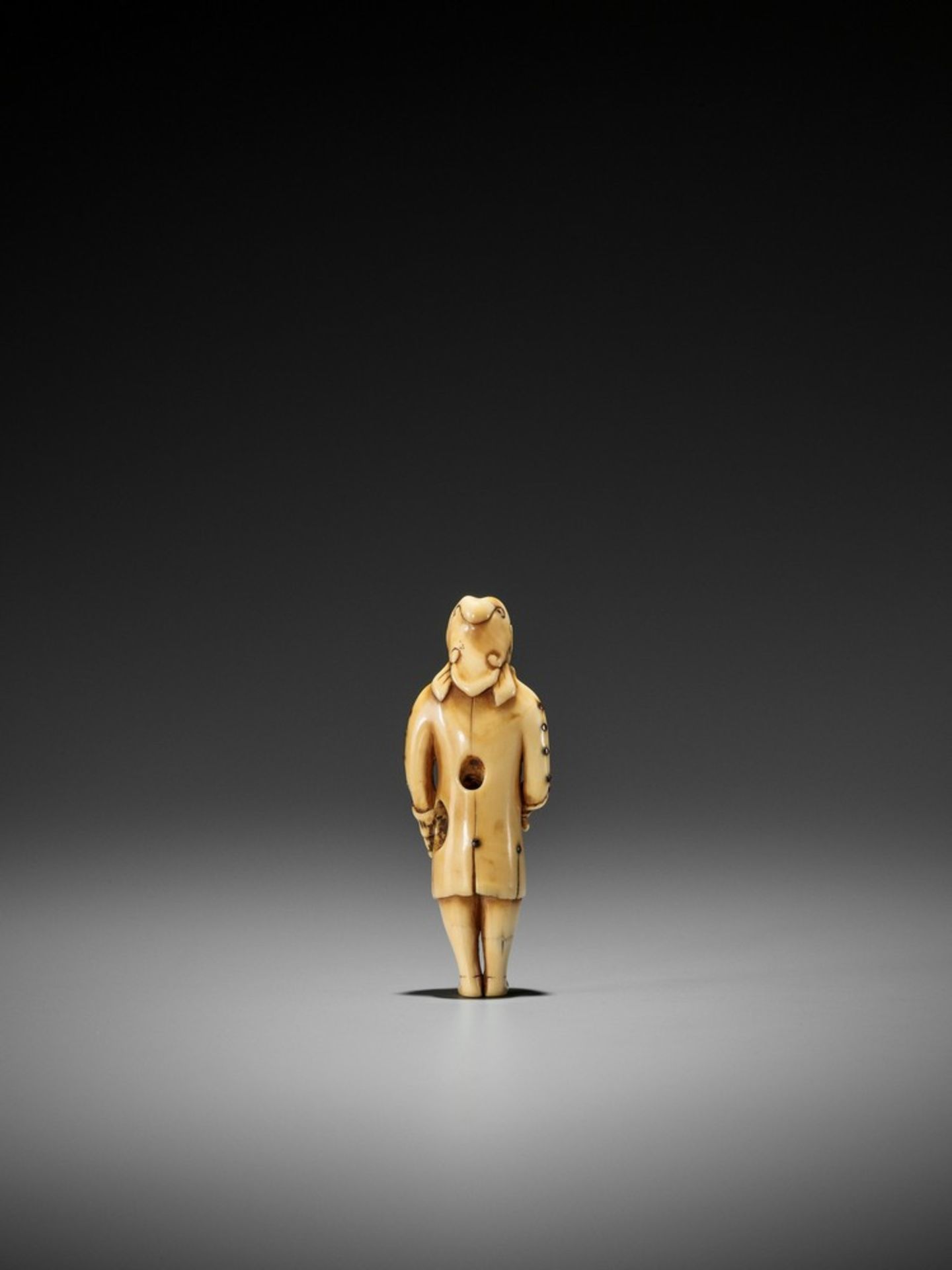 A RARE IVORY NETSUKE OF A DUTCH CHILD PLAYING THE DRUM UnsignedJapan, 18th century, Edo period ( - Bild 2 aus 7