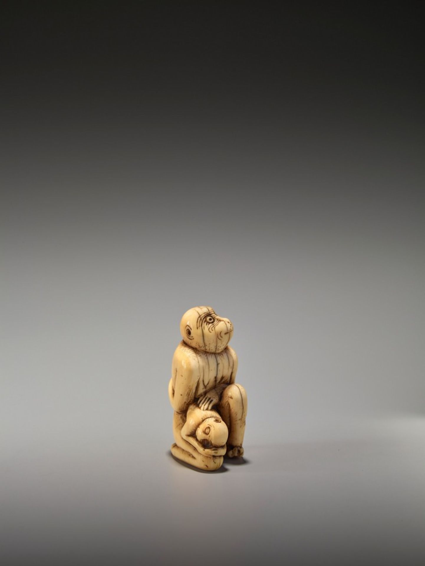 A RARE AND EARLY IVORY NETSUKE OF A MONKEY WITH YOUNG UnsignedJapan, 18th century, Edo period ( - Bild 5 aus 9