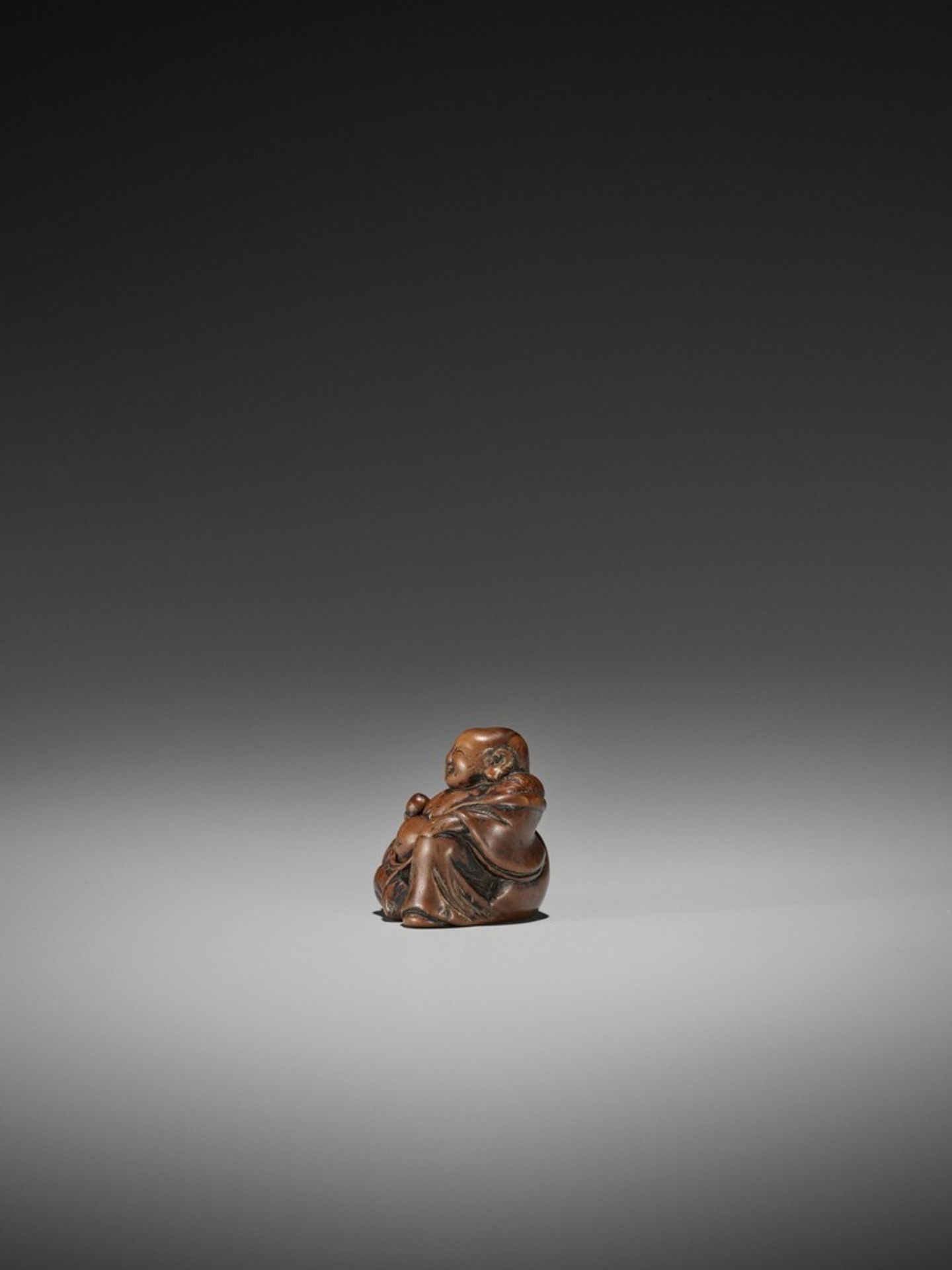 A RARE AND EARLY WOOD NETSUKE OF HOTEI UnsignedJapan, early to mid-18th century, Edo period (1615- - Bild 5 aus 12