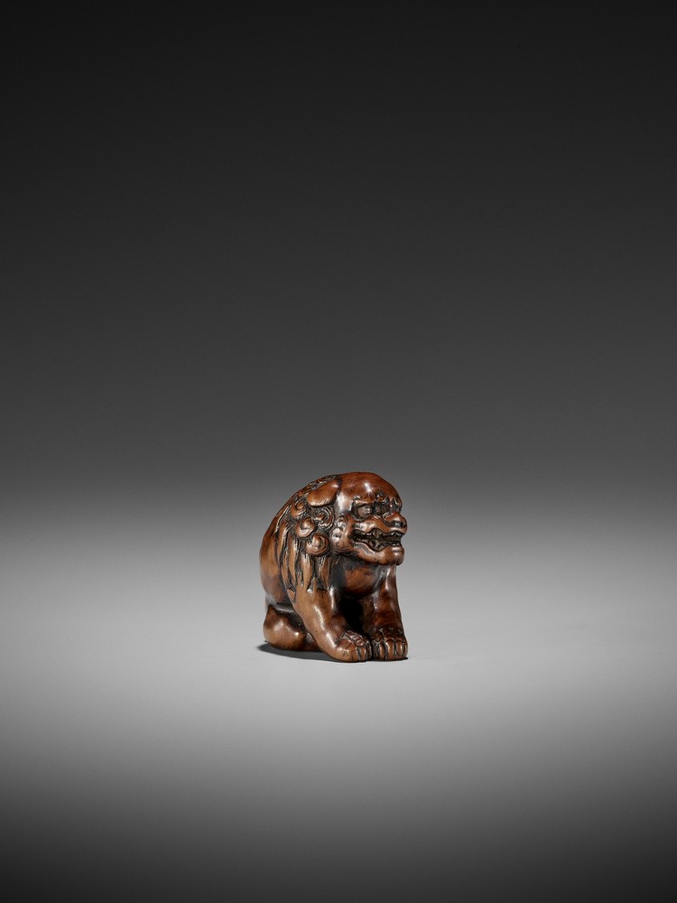 A WOOD NETSUKE OF A SHISHI ATTRIBUTED TO CHIKUYOSAI TOMOCHIKA I Attributed to Chikuyosai Tomochika - Image 6 of 11