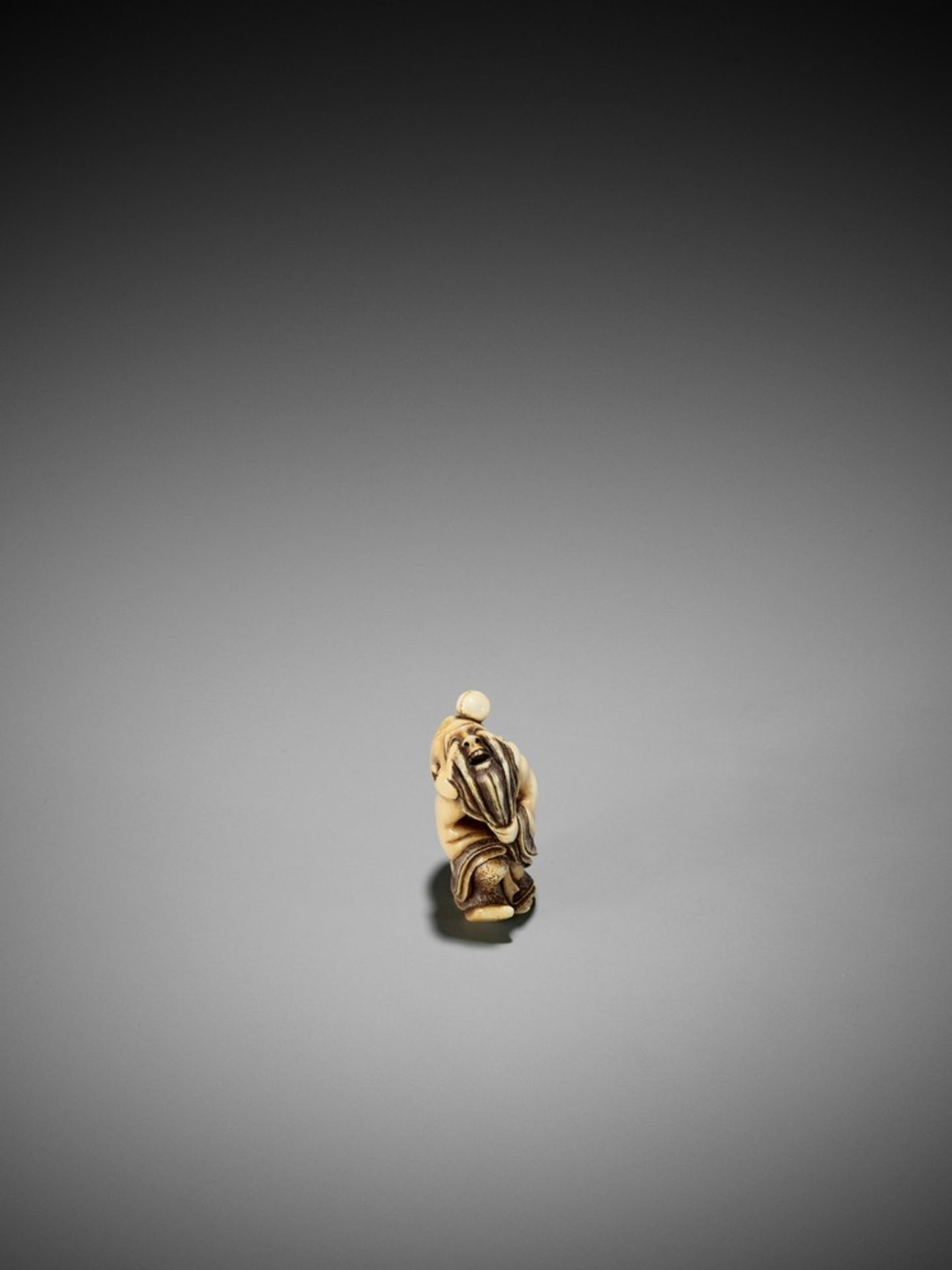 HIDEMASA: A RARE IVORY NETSUKE OF FUKUROKUJU PLAYING KEMARI By Hidemasa, signed Hidemasa 秀正Japan, - Bild 11 aus 16