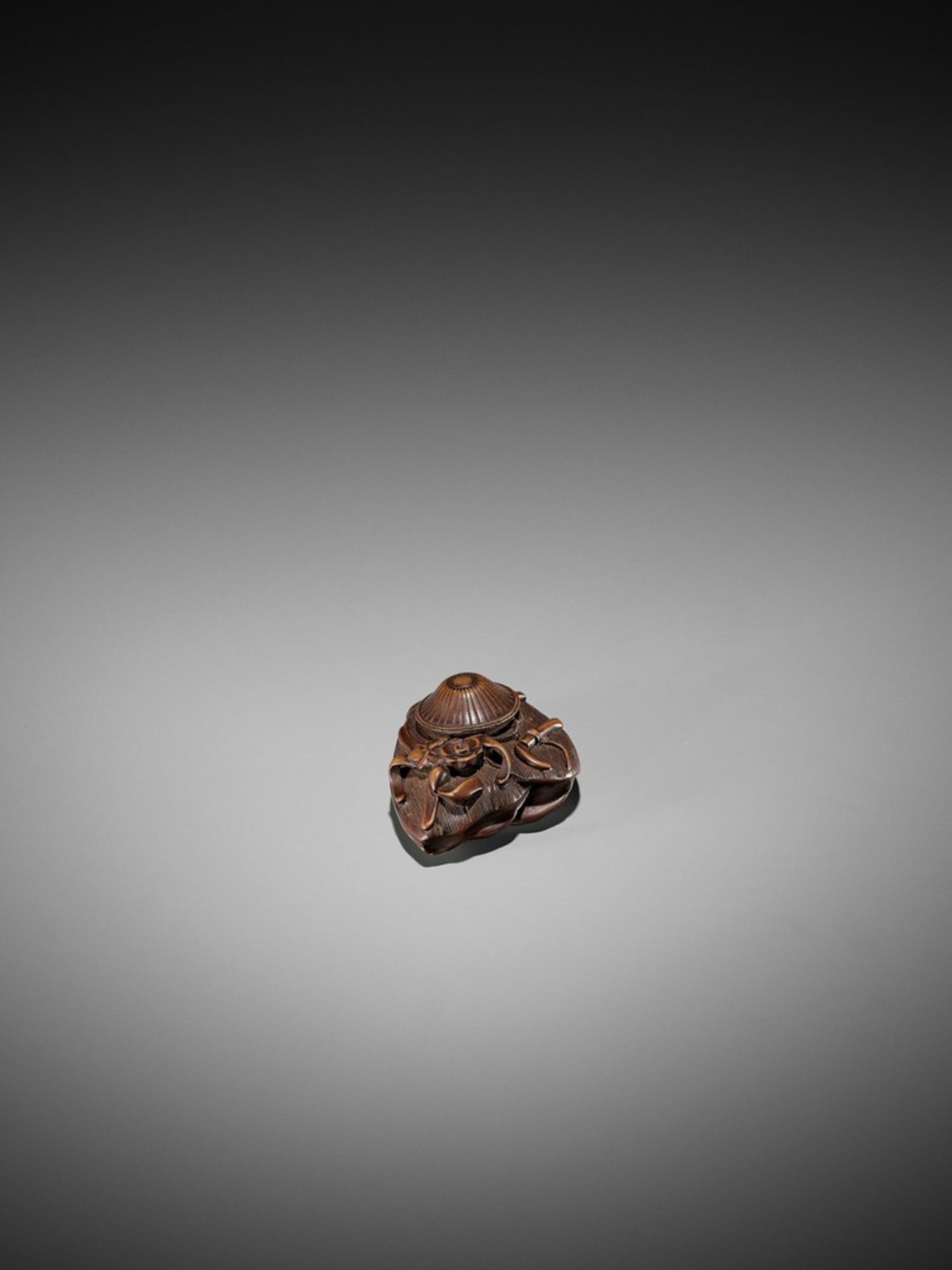 A WOOD NETSUKE REFERENCING OTA DOKAN UnsignedJapan, late 18th to early 19th century, Edo period ( - Bild 8 aus 9