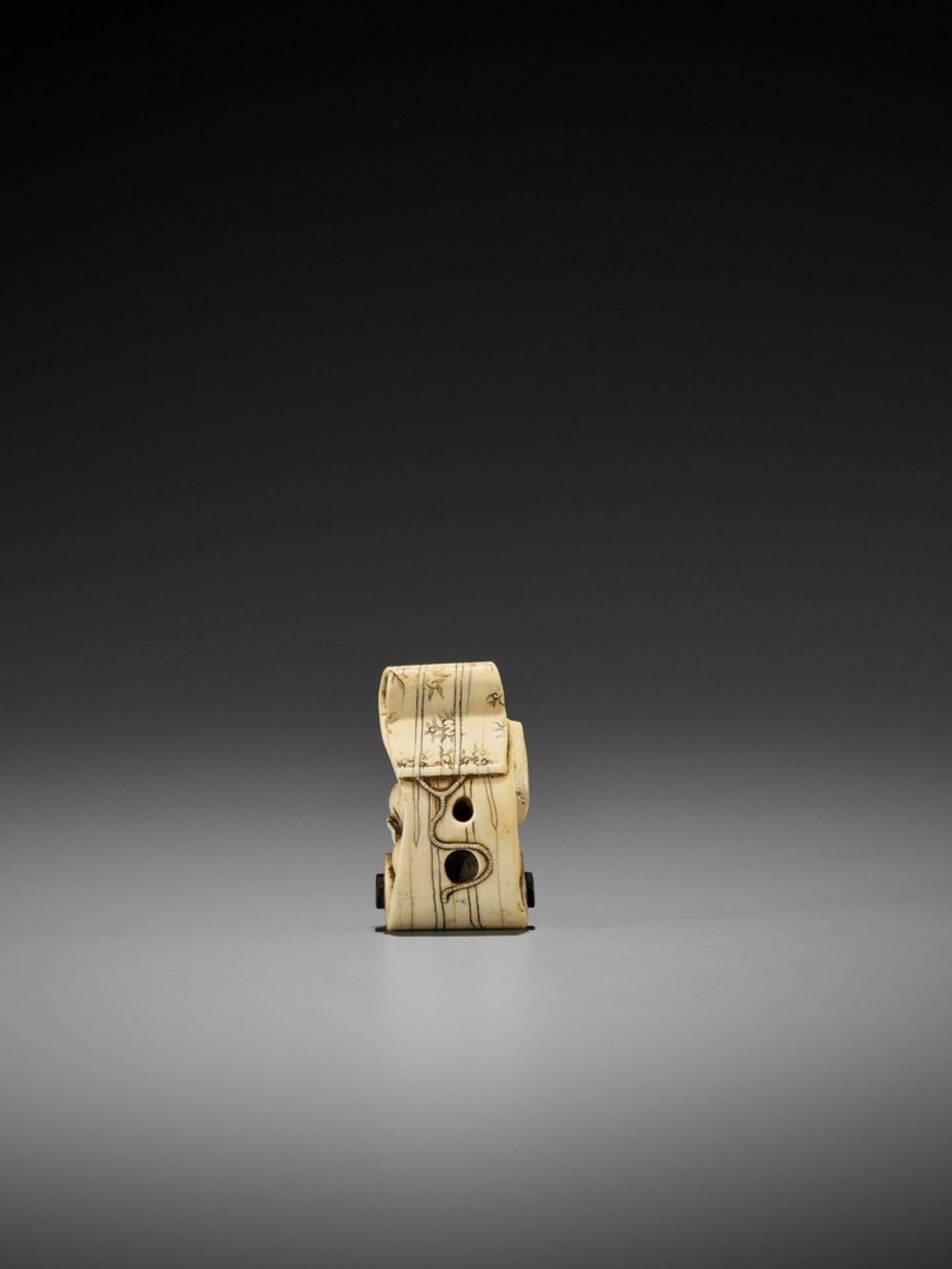 A FINE IVORY NETSUKE OF SHOKI EMERGING FROM A SCROLL ATTRIBUTED TO HIDEMASA Attributed to - Bild 4 aus 7