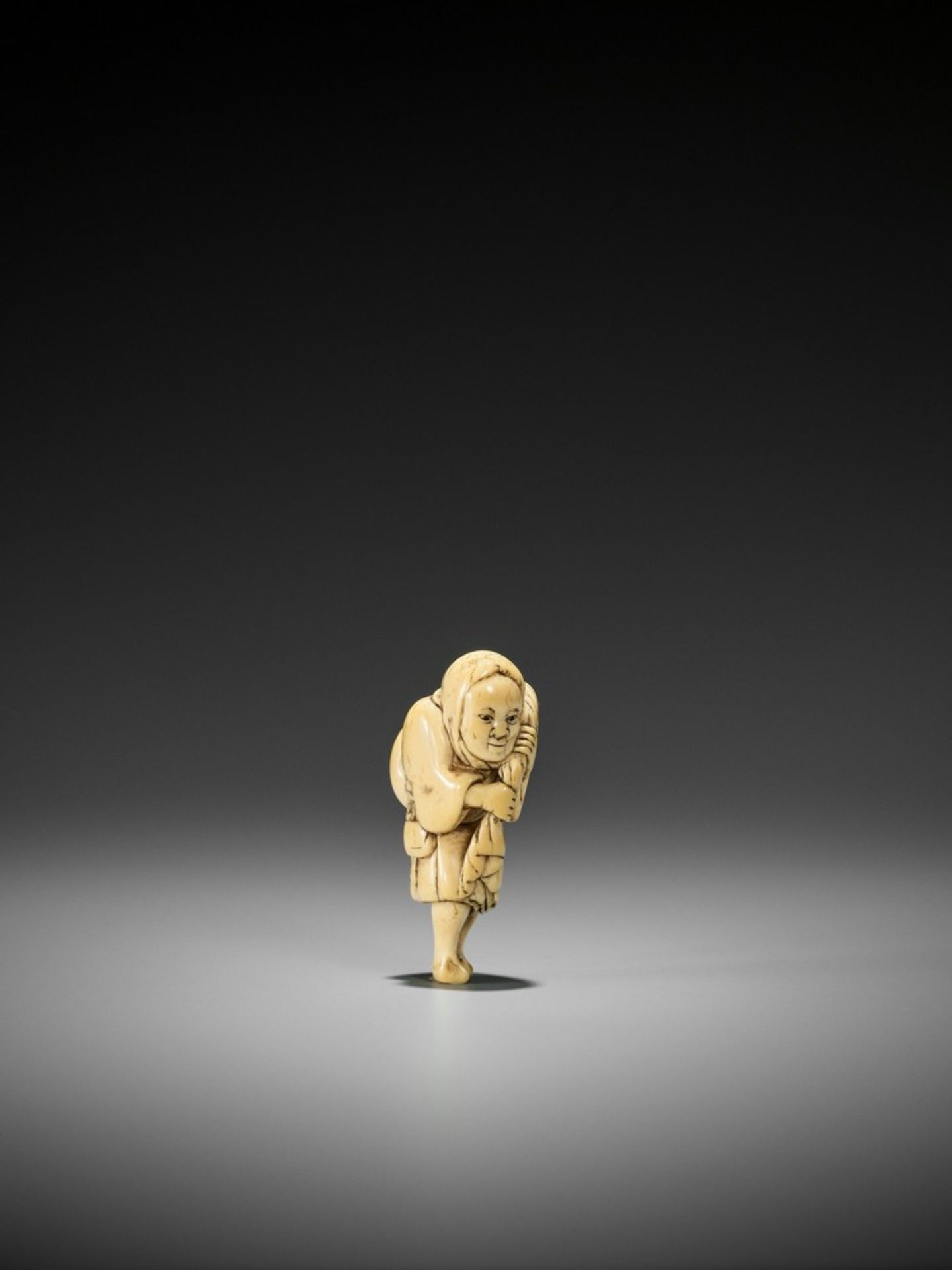 YOSHINAGA: A SUPERB AND RARE IVORY NETSUKE OF A BUCKET SELLER By Yoshinaga, signed Yoshinaga - Bild 6 aus 11