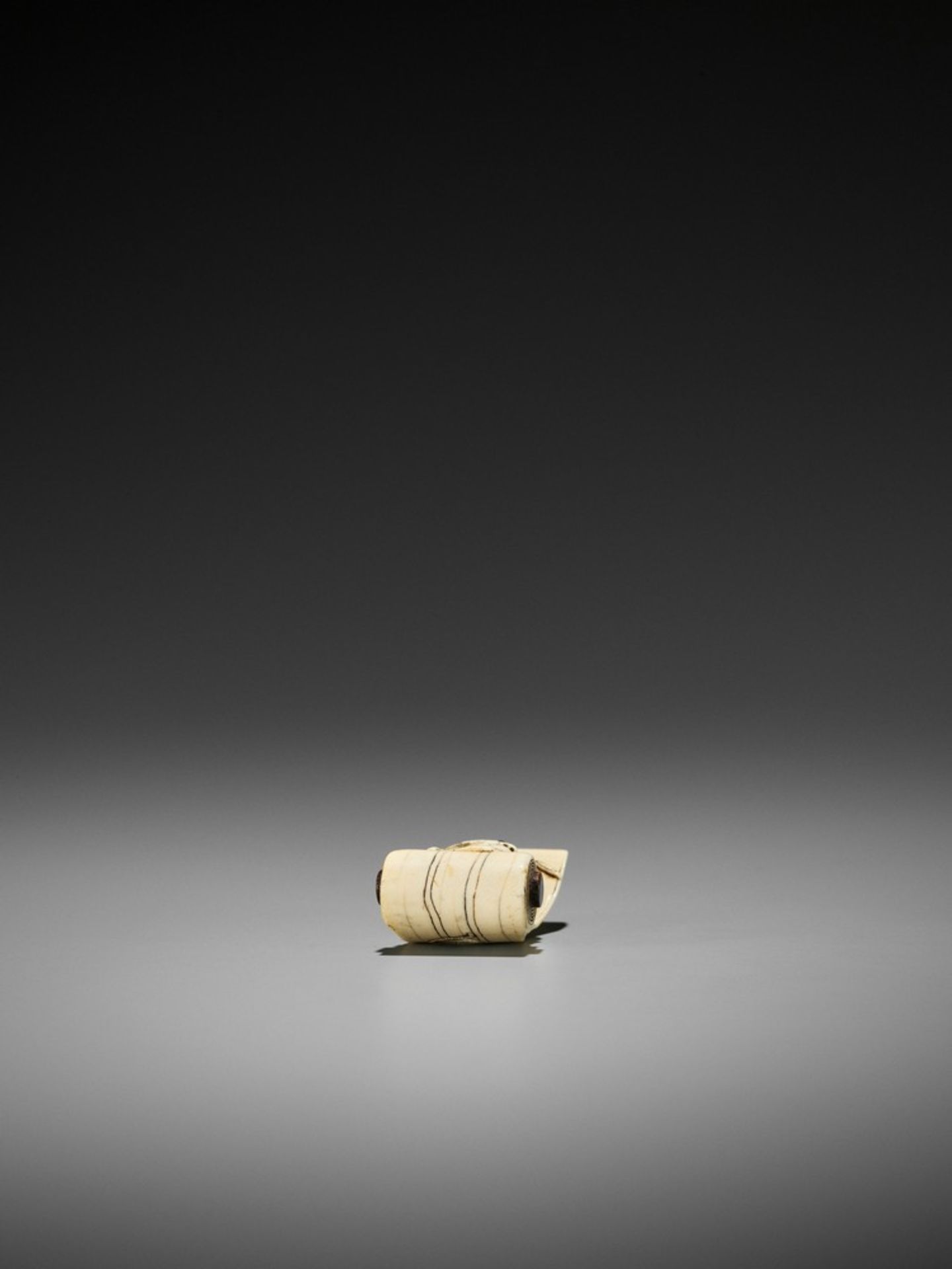A FINE IVORY NETSUKE OF SHOKI EMERGING FROM A SCROLL ATTRIBUTED TO HIDEMASA Attributed to - Bild 7 aus 7