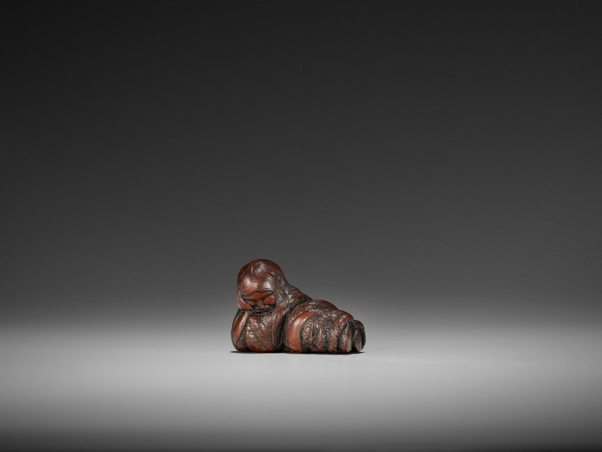 TOSHIMASA: AN EXCELLENT WOOD NETSUKE OF A SLEEPING SHOJO By Toshimasa, signed Toshimasa 利正Japan, - Bild 5 aus 11