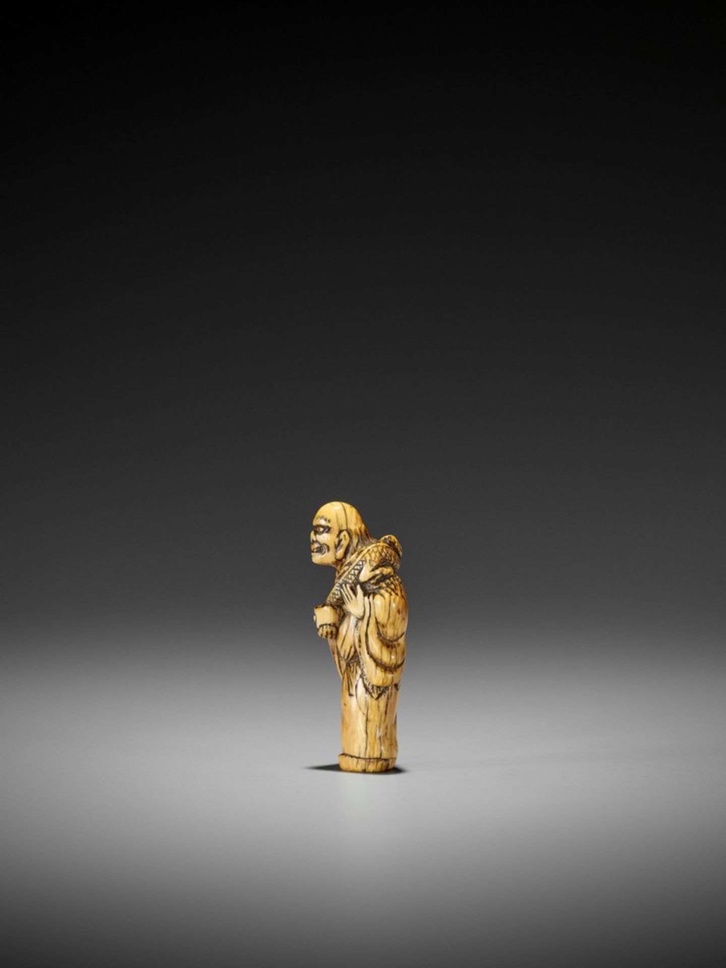 AN EARLY IVORY NETSUKE OF CHINNAN SENNIN UnsignedJapan, 18th century, Edo period (1615-1868)An early - Bild 4 aus 9