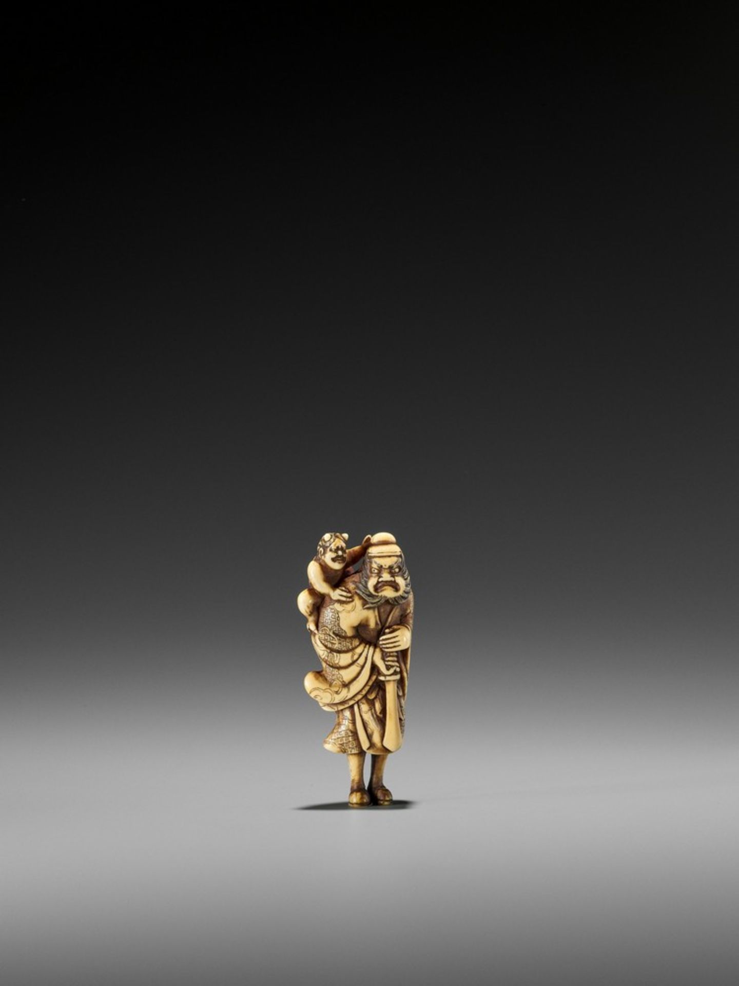 A FINE IVORY NETSUKE OF SHOKI AND ONI UnsignedJapan, probably Kyoto, late 18th to early 19th - Bild 6 aus 8