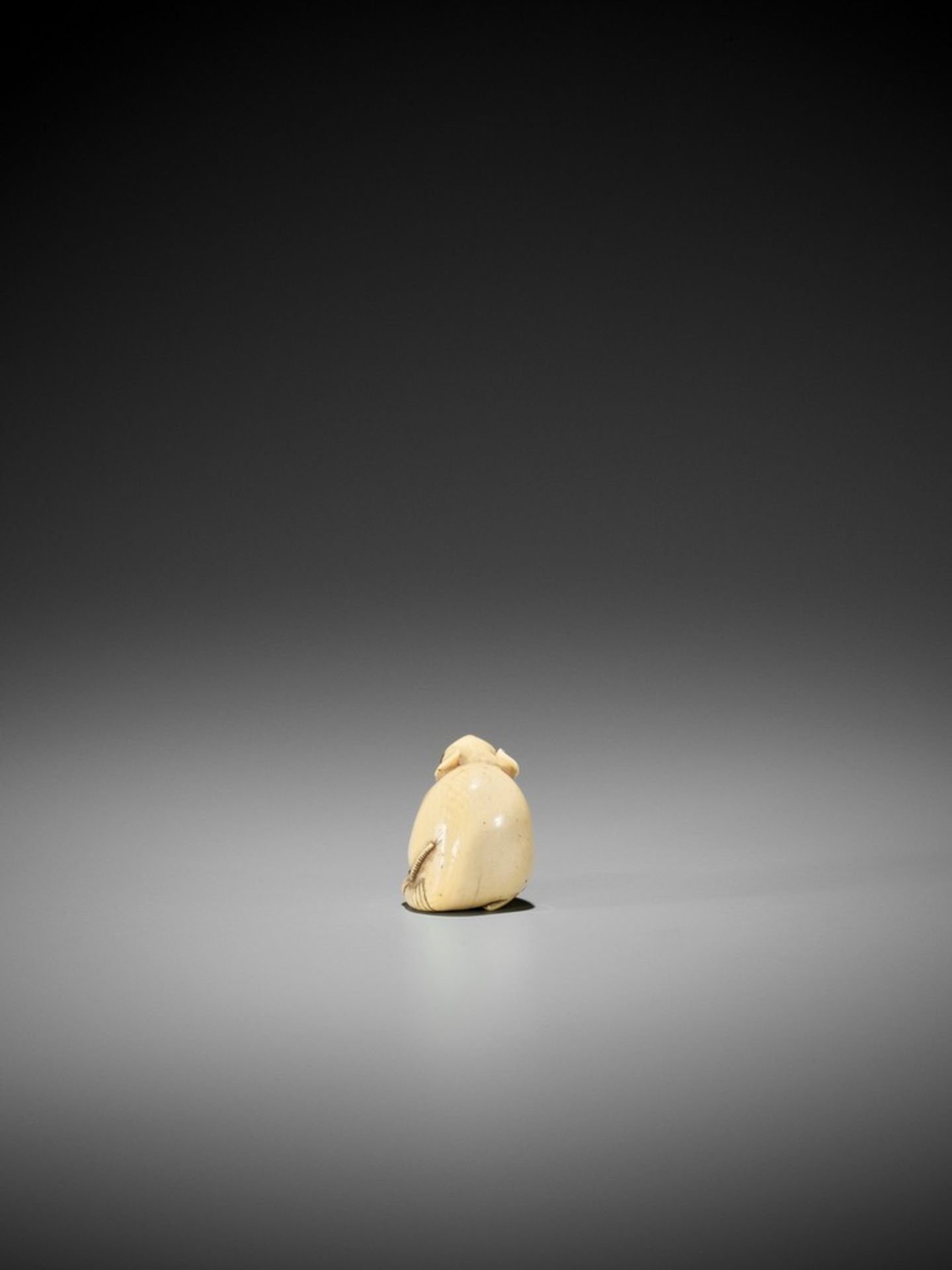 AN IVORY KYOTO SCHOOL NETSUKE OF TWO RATS UnsignedJapan, Kyoto, early 19th century, Edo period ( - Bild 7 aus 9