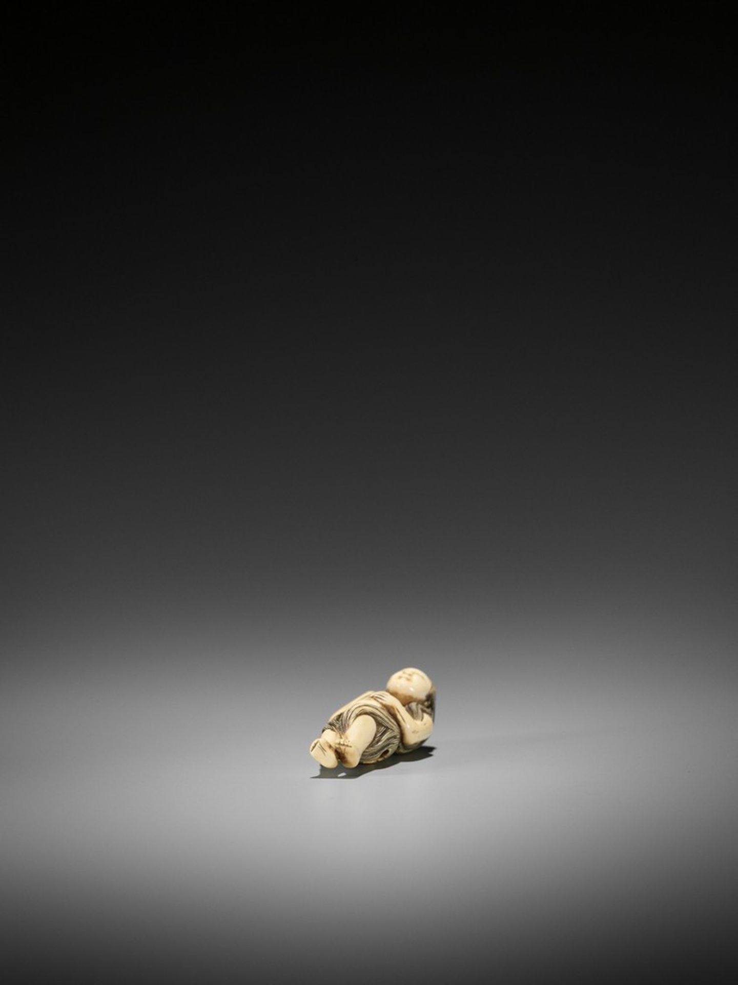 AN EXQUISITE IVORY NETSUKE OF A DIVING GIRL (AMA) UnsignedJapan, 18th century, Edo period (1615- - Image 8 of 8