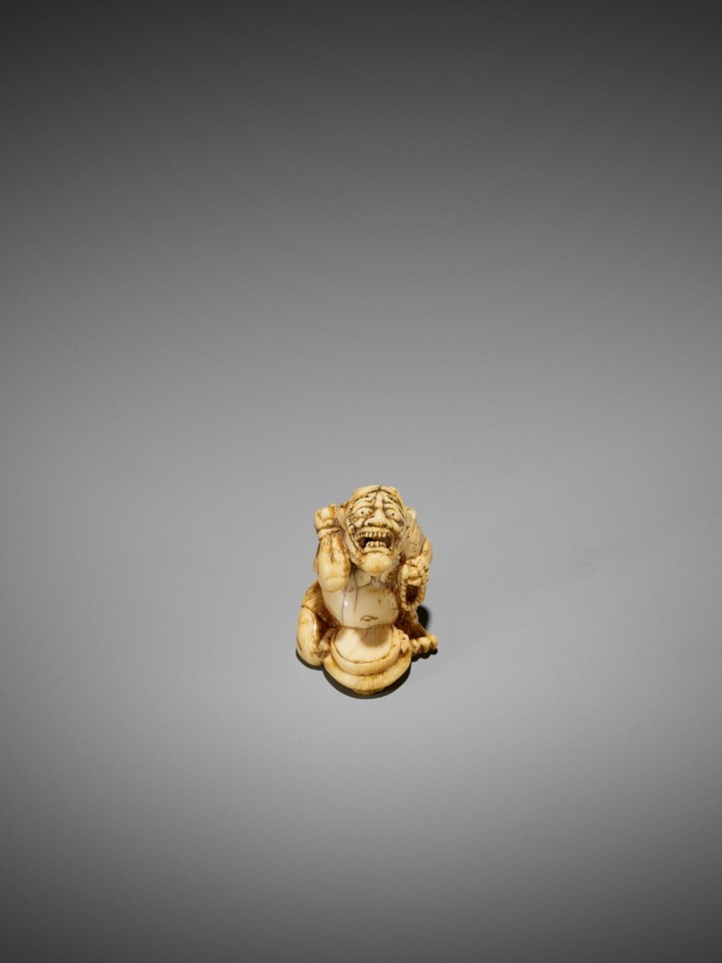 AN EARLY IVORY NETSUKE OF A REPENTING ONI UnsignedJapan, 18th century, Edo period (1615-1868)The - Bild 3 aus 9