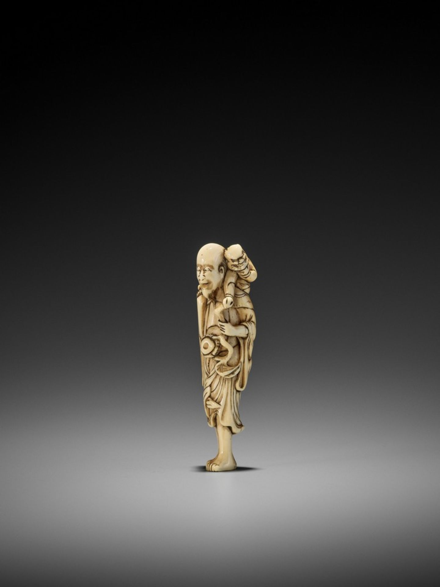 A RARE IVORY NETSUKE OF A SENNIN WITH ONI UnsignedJapan, late 18th century, Edo period (1615-1868) - Bild 5 aus 8