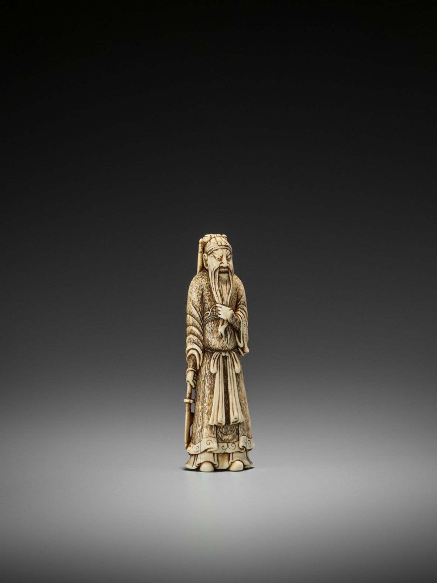 A LARGE IVORY NETSUKE OF KAN’U UnsignedJapan, late 18th century, Edo period (1615-1868)The god of - Bild 8 aus 9