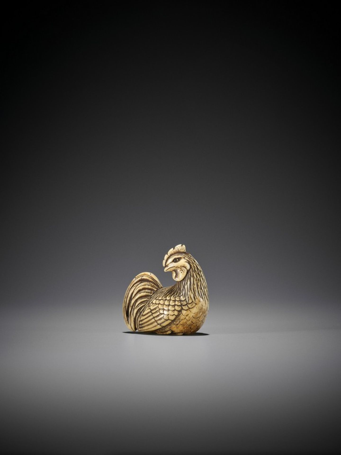 OKAKOTO: A FINE IVORY NETSUKE OF A COCKEREL By Yamaguchi Okakoto, signed Okakoto 岡言Japan, Kyoto, - Bild 3 aus 12