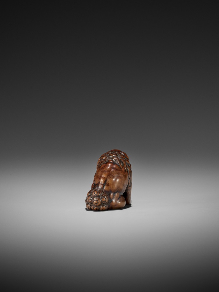 A WOOD NETSUKE OF A SHISHI ATTRIBUTED TO CHIKUYOSAI TOMOCHIKA I Attributed to Chikuyosai Tomochika - Image 5 of 11