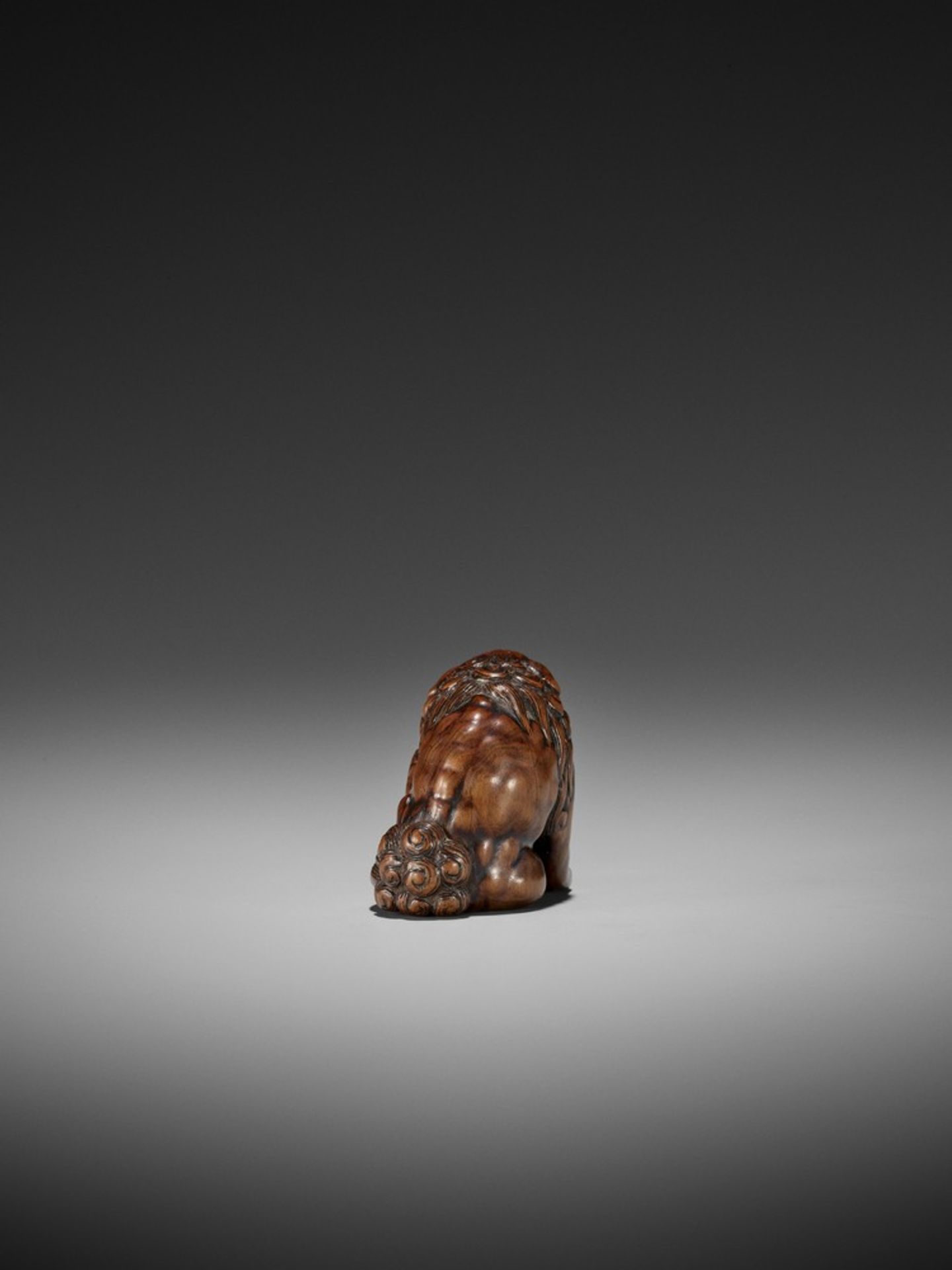 A WOOD NETSUKE OF A SHISHI ATTRIBUTED TO CHIKUYOSAI TOMOCHIKA I Attributed to Chikuyosai Tomochika - Bild 5 aus 11