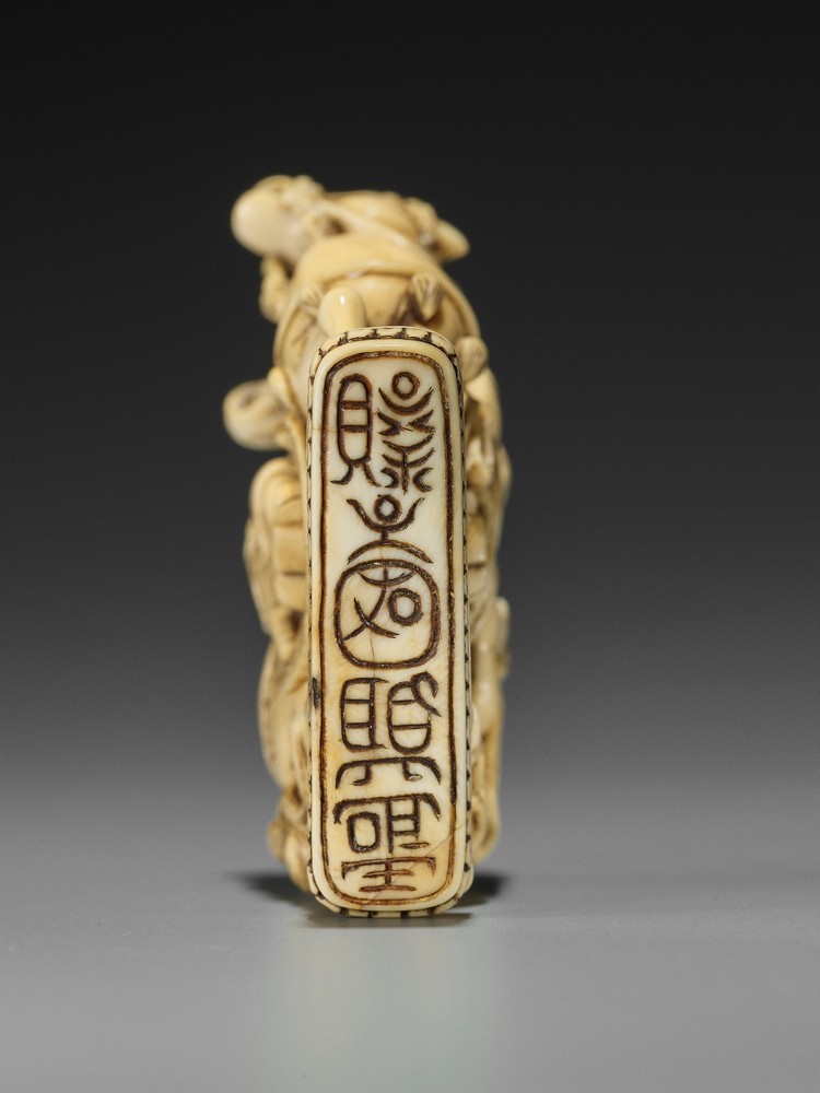 A RARE AND LARGE IVORY SEAL NETSUKE OF YOJO AND CHO BUJUTSU UnsignedJapan, mid-18th century, Edo - Image 4 of 13