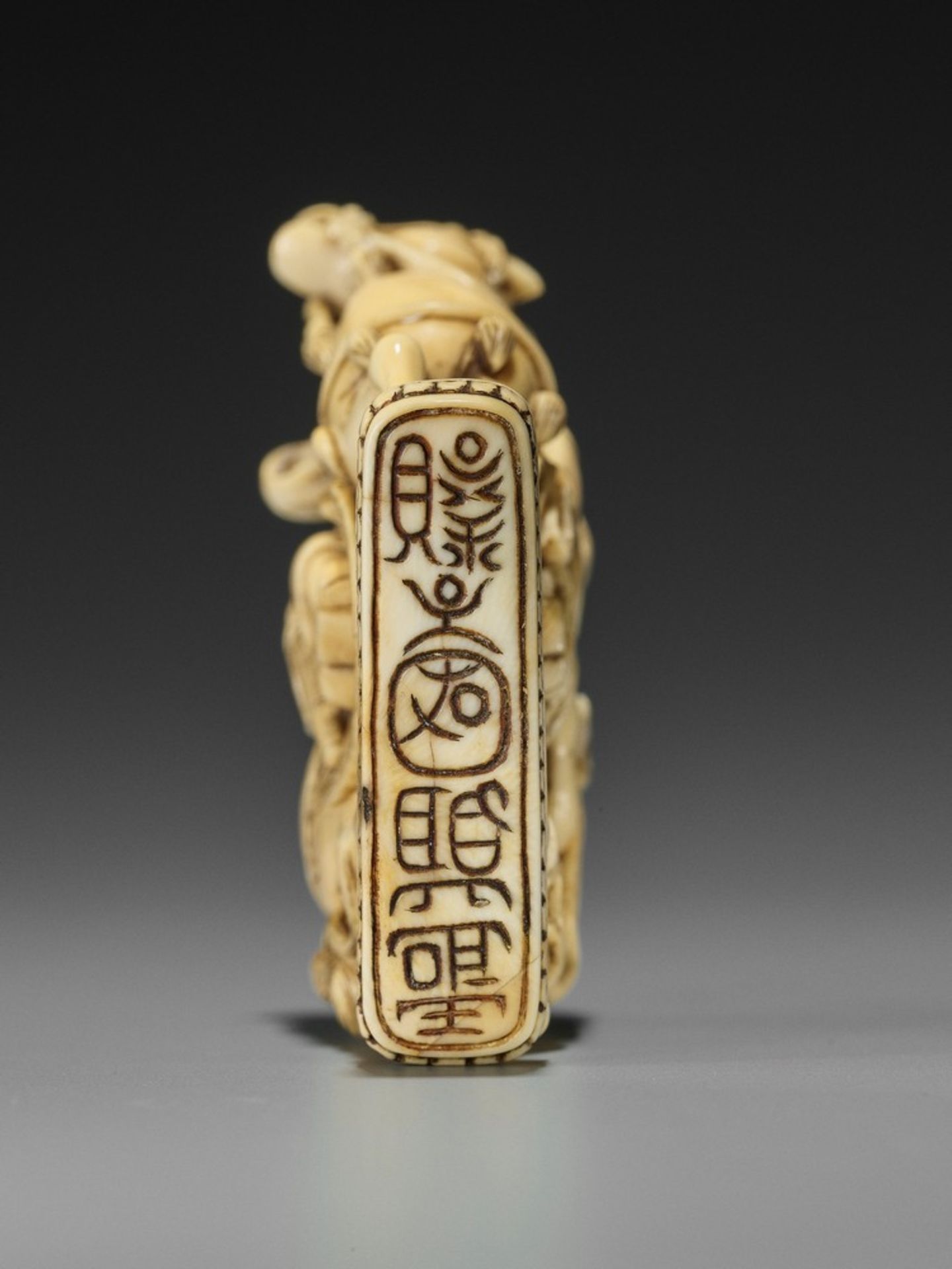 A RARE AND LARGE IVORY SEAL NETSUKE OF YOJO AND CHO BUJUTSU UnsignedJapan, mid-18th century, Edo - Bild 4 aus 13